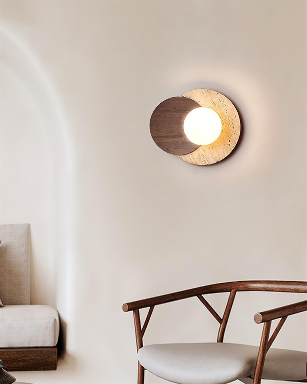 Ritta vegglampe med overlappende travertin