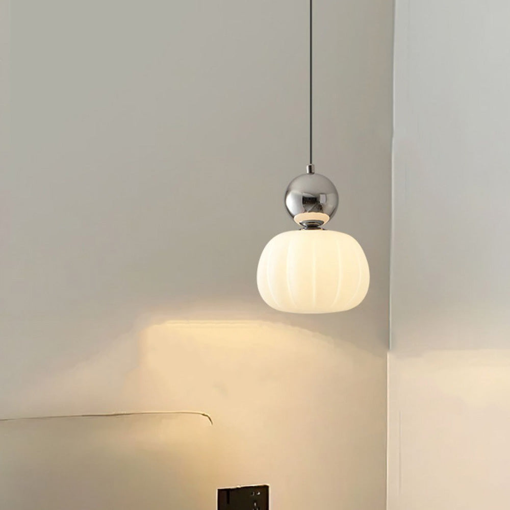 Miniaturowa lampa wisząca w kształcie dyni
