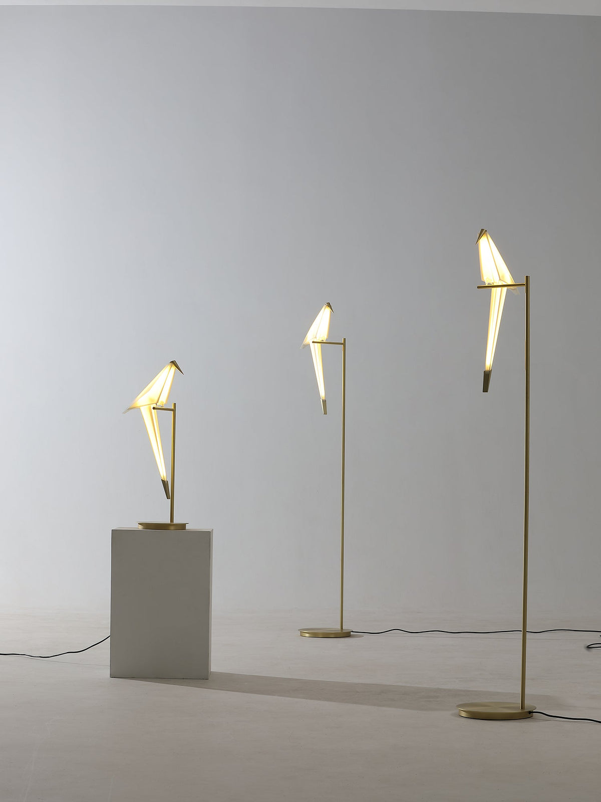 Lampada da tavolo a forma di gru di carta — design origami oscillante, LED a 3 colori, con spina, altezza di 25,6"