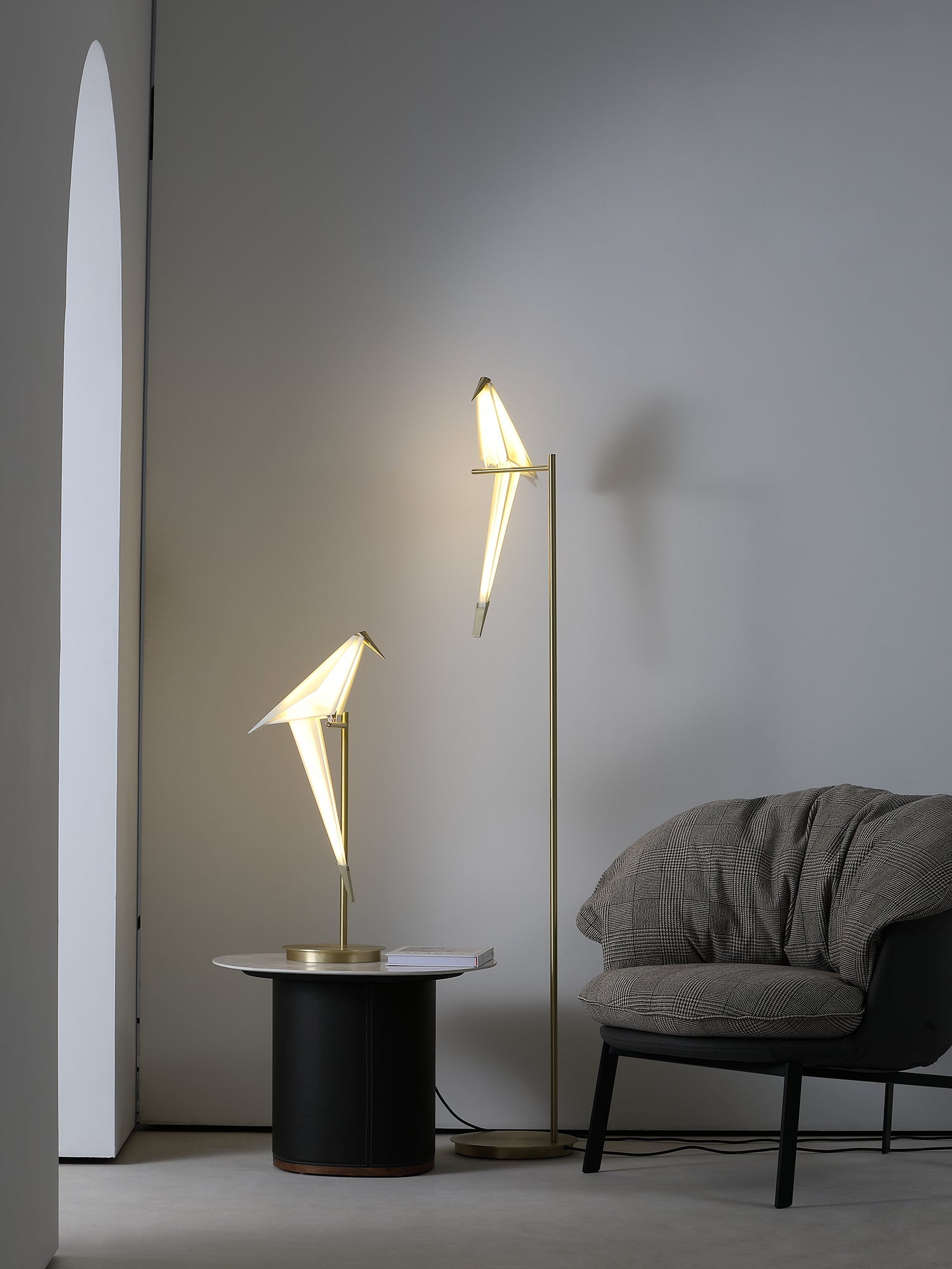 Lampada da tavolo a forma di gru di carta — design origami oscillante, LED a 3 colori, con spina, altezza di 25,6"