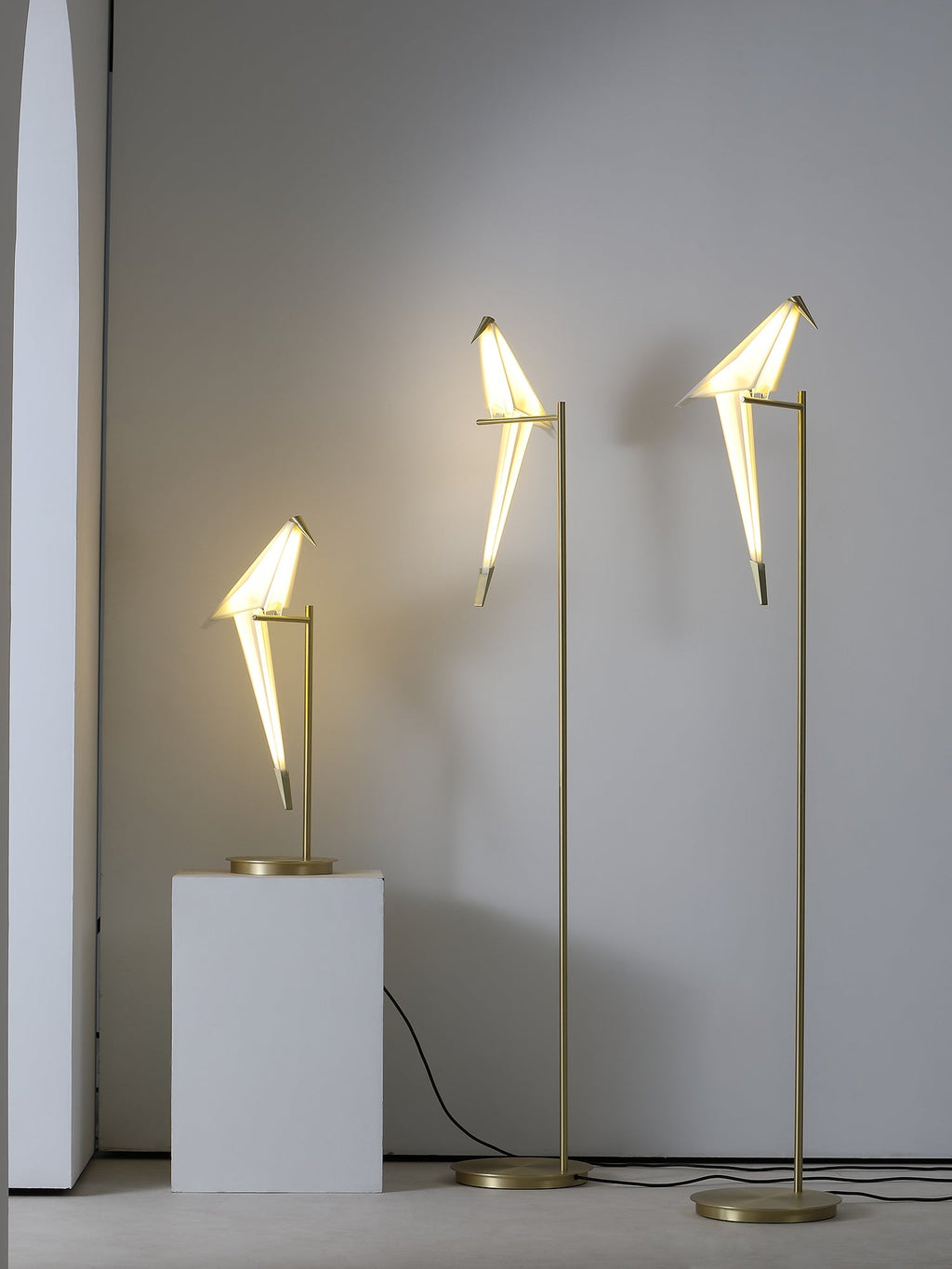 Lampada da tavolo a forma di gru di carta — design origami oscillante, LED a 3 colori, con spina, altezza di 25,6"
