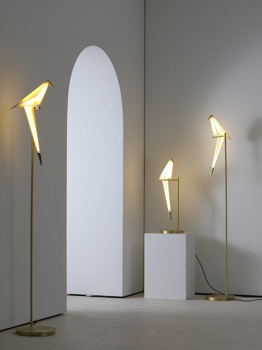 Lampada da tavolo a forma di gru di carta — design origami oscillante, LED a 3 colori, con spina, altezza di 25,6"