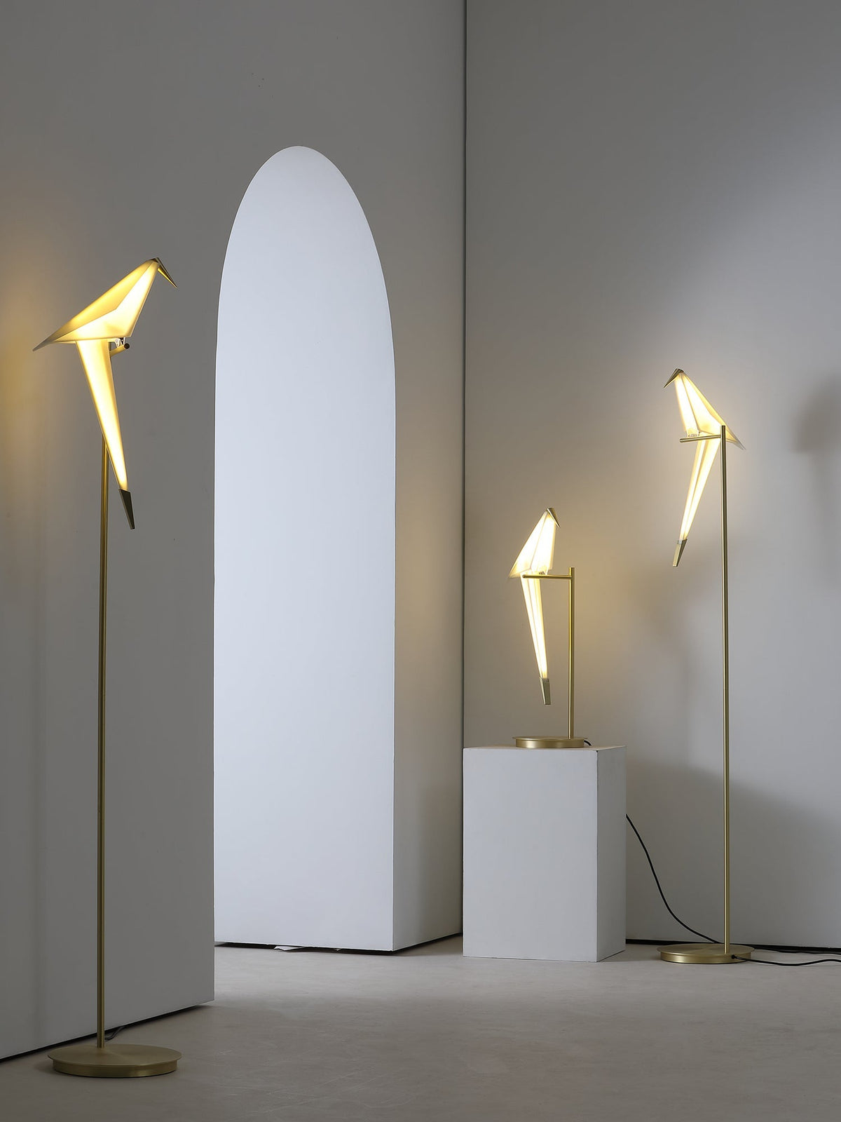 Lampada da tavolo a forma di gru di carta — design origami oscillante, LED a 3 colori, con spina, altezza di 25,6"