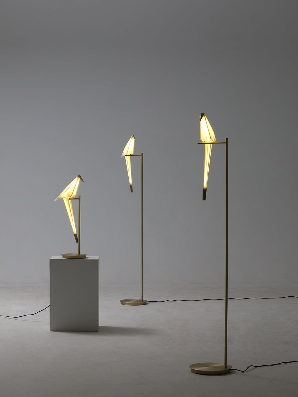 Lampada da tavolo a forma di gru di carta — design origami oscillante, LED a 3 colori, con spina, altezza di 25,6"