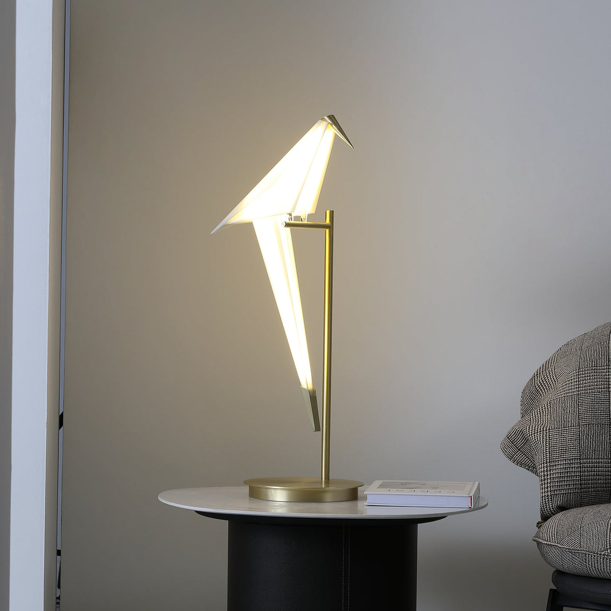Lampada da tavolo a forma di gru di carta — design origami oscillante, LED a 3 colori, con spina, altezza di 25,6"