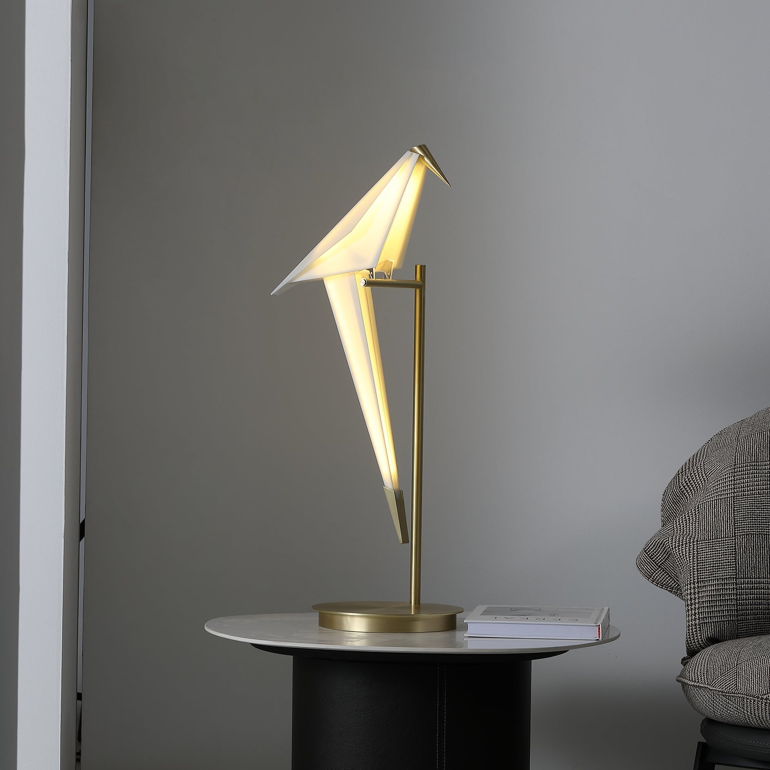 Lampada da tavolo a forma di gru di carta — design origami oscillante, LED a 3 colori, con spina, altezza di 25,6"