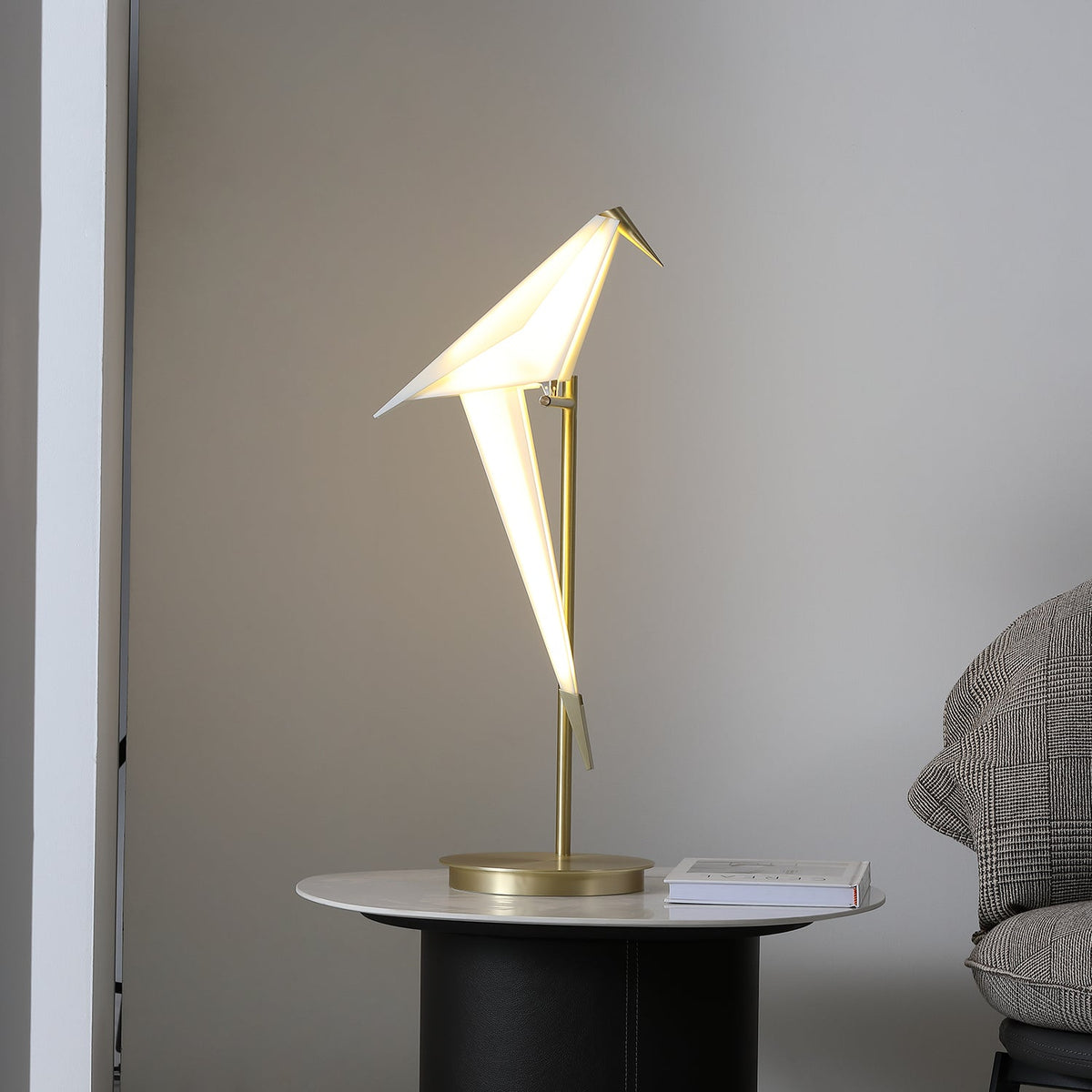 Lampada da tavolo a forma di gru di carta — design origami oscillante, LED a 3 colori, con spina, altezza di 25,6"