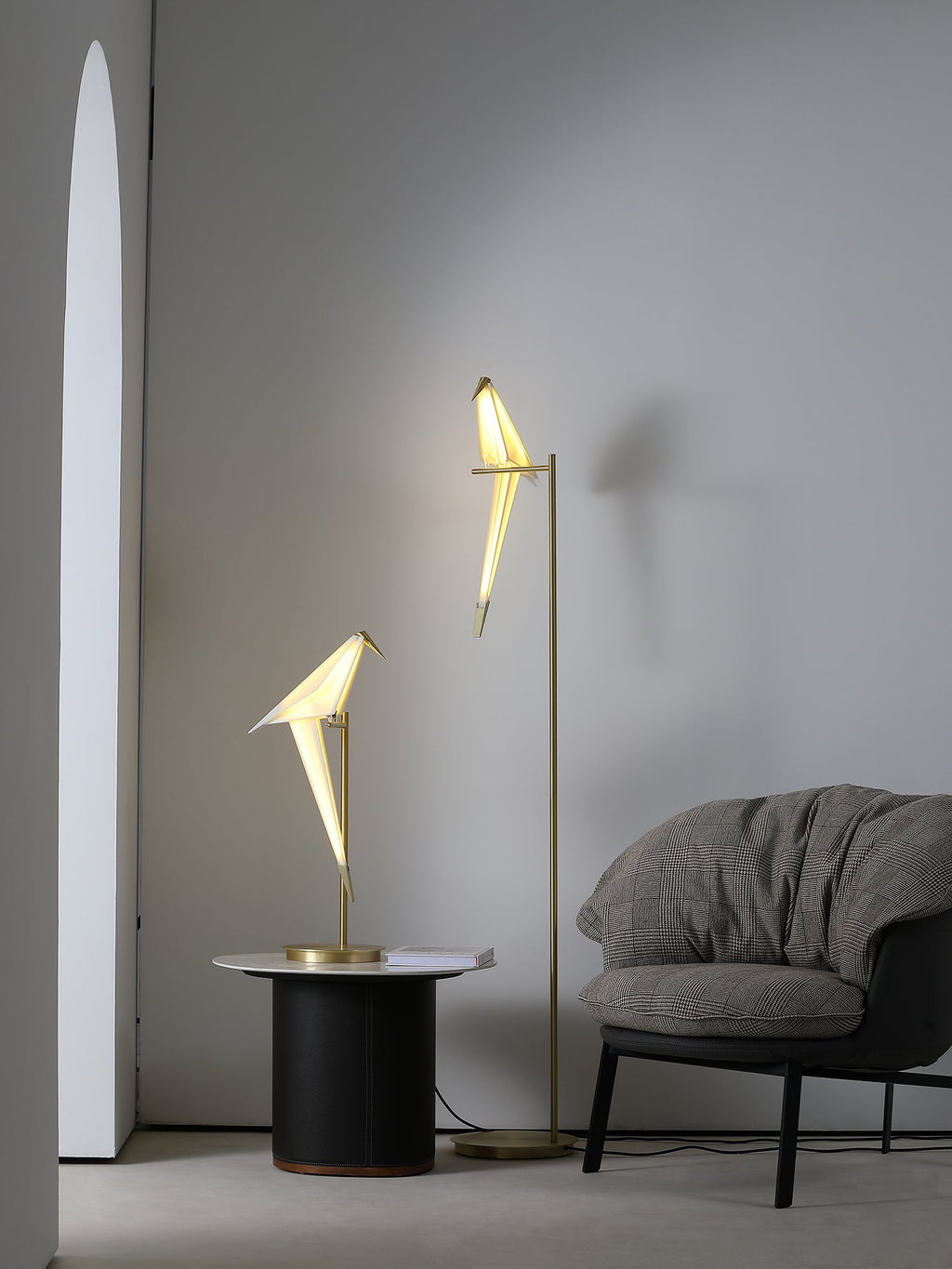Lampada da tavolo a forma di gru di carta — design origami oscillante, LED a 3 colori, con spina, altezza di 25,6"