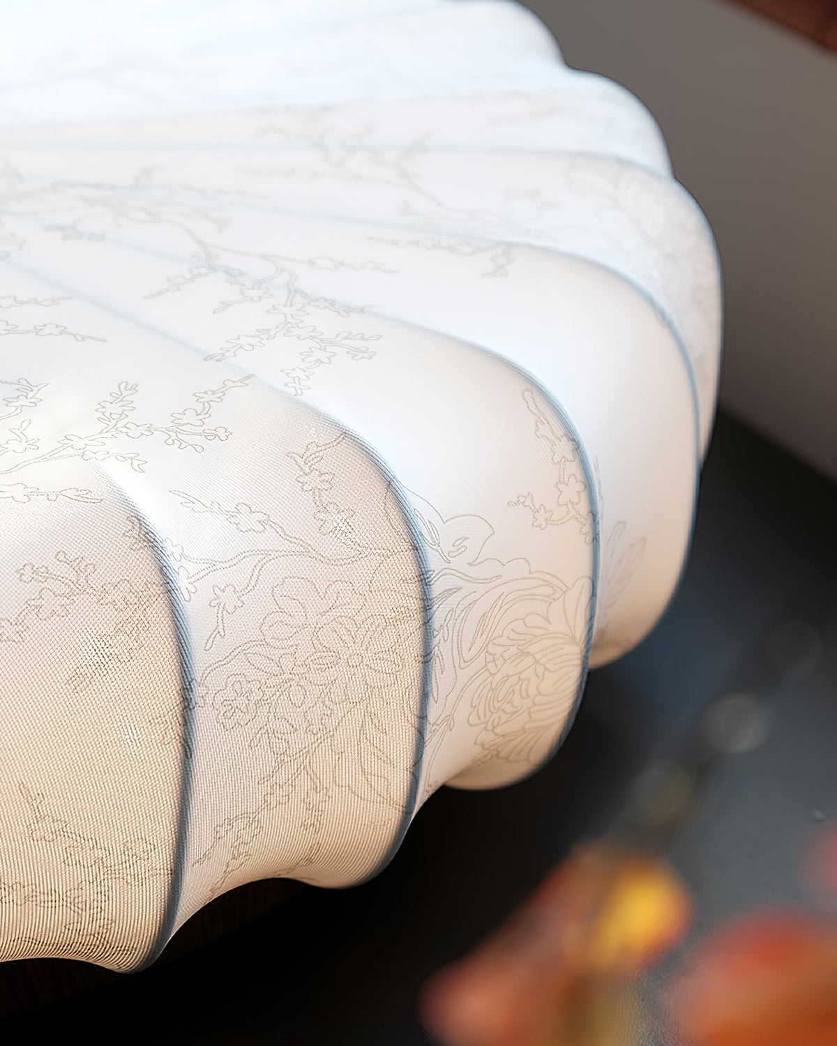 Loftslampe med plisseret lotusdesign — stofskærm, træroset