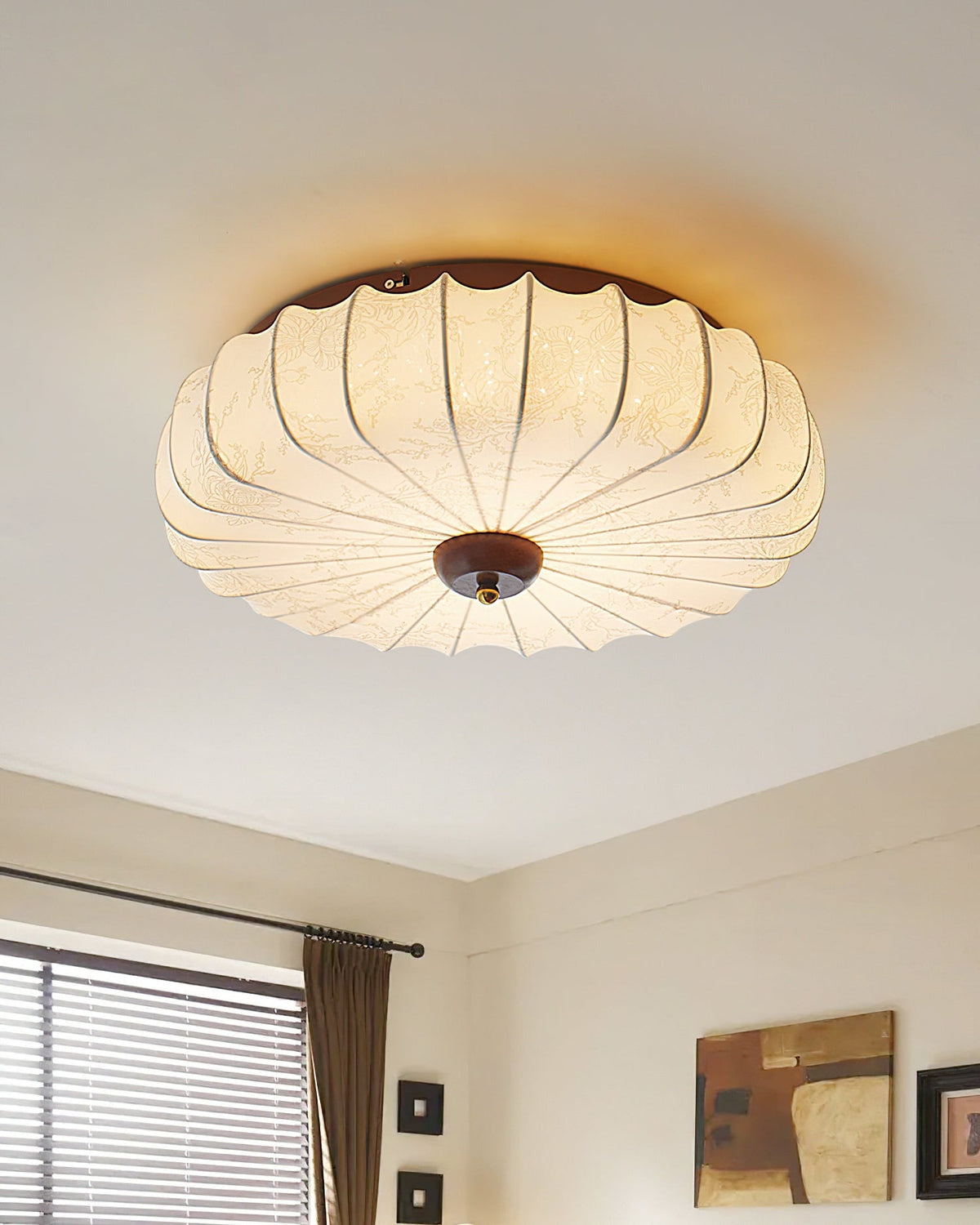 Loftslampe med plisseret lotusdesign — stofskærm, træroset