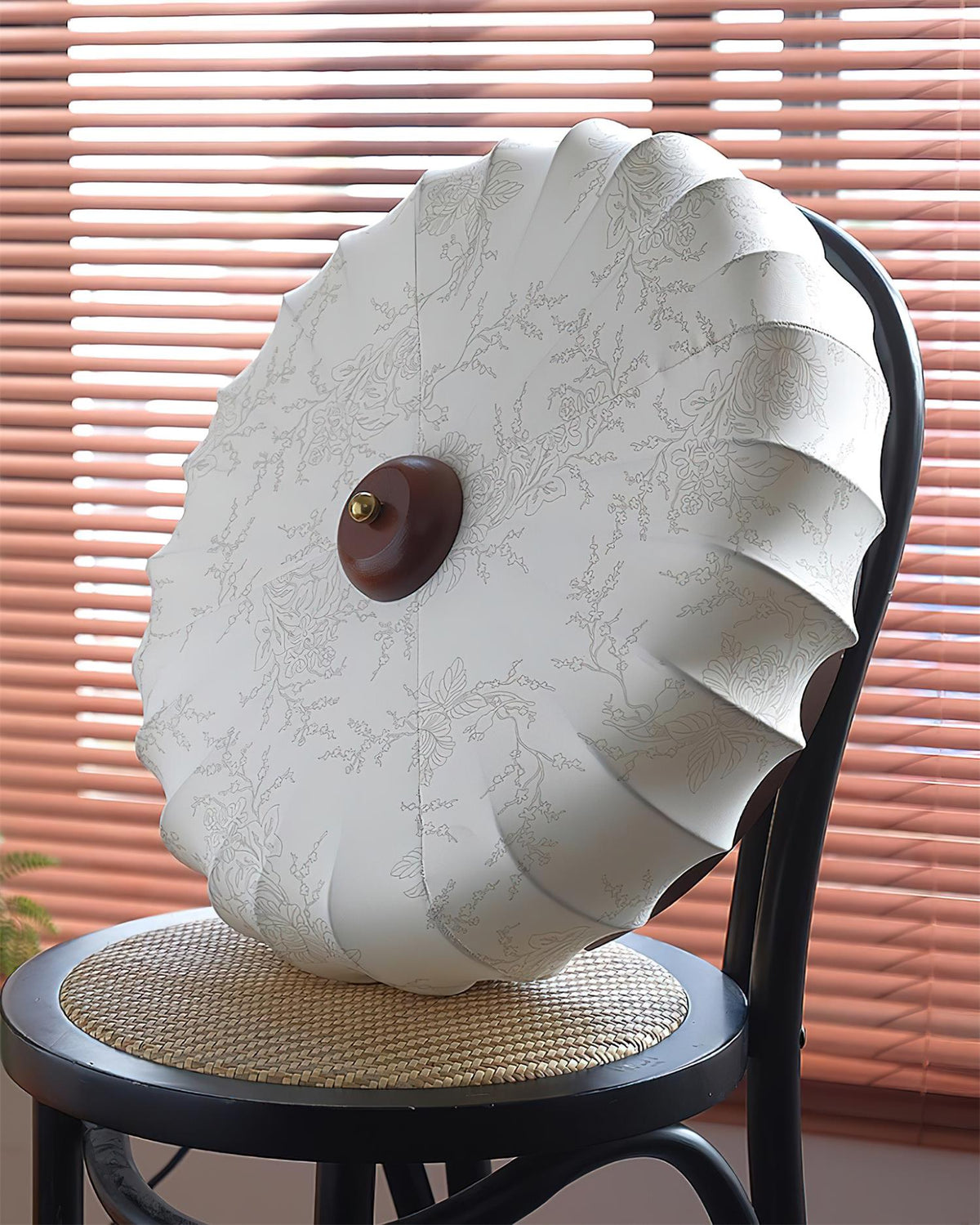 Loftslampe med plisseret lotusdesign — stofskærm, træroset