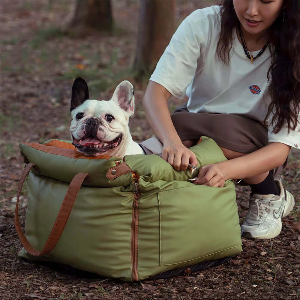 Hundeautositz mit erhöhter Sitzfläche und ausklappbarem Bett