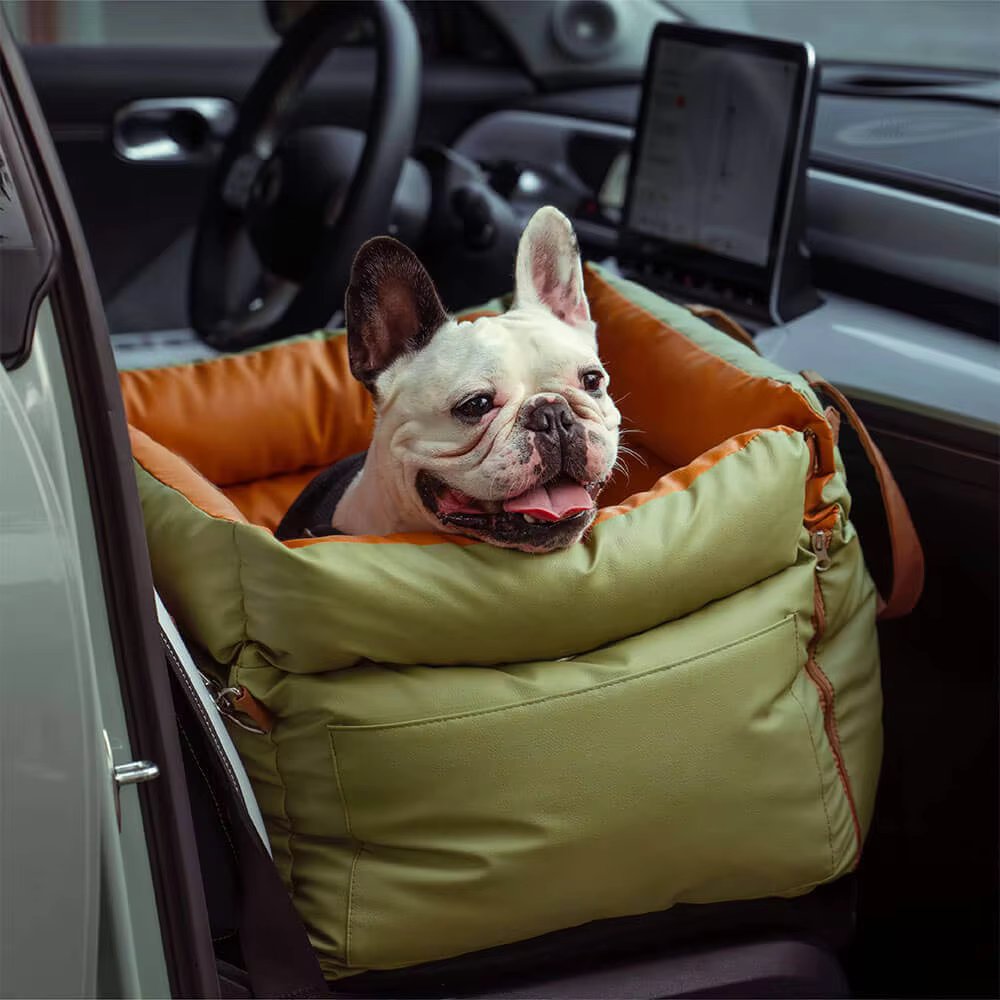 Hundeautositz mit erhöhter Sitzfläche und ausklappbarem Bett