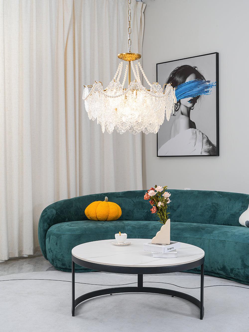 Perleglaslysekrone — moderne transparent pendeldesign