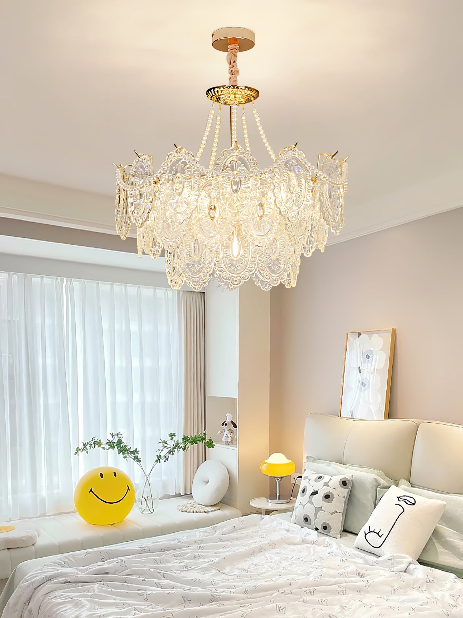 Perleglaslysekrone — moderne transparent pendeldesign