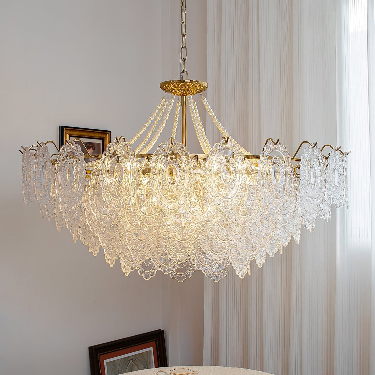Perleglaslysekrone — moderne transparent pendeldesign