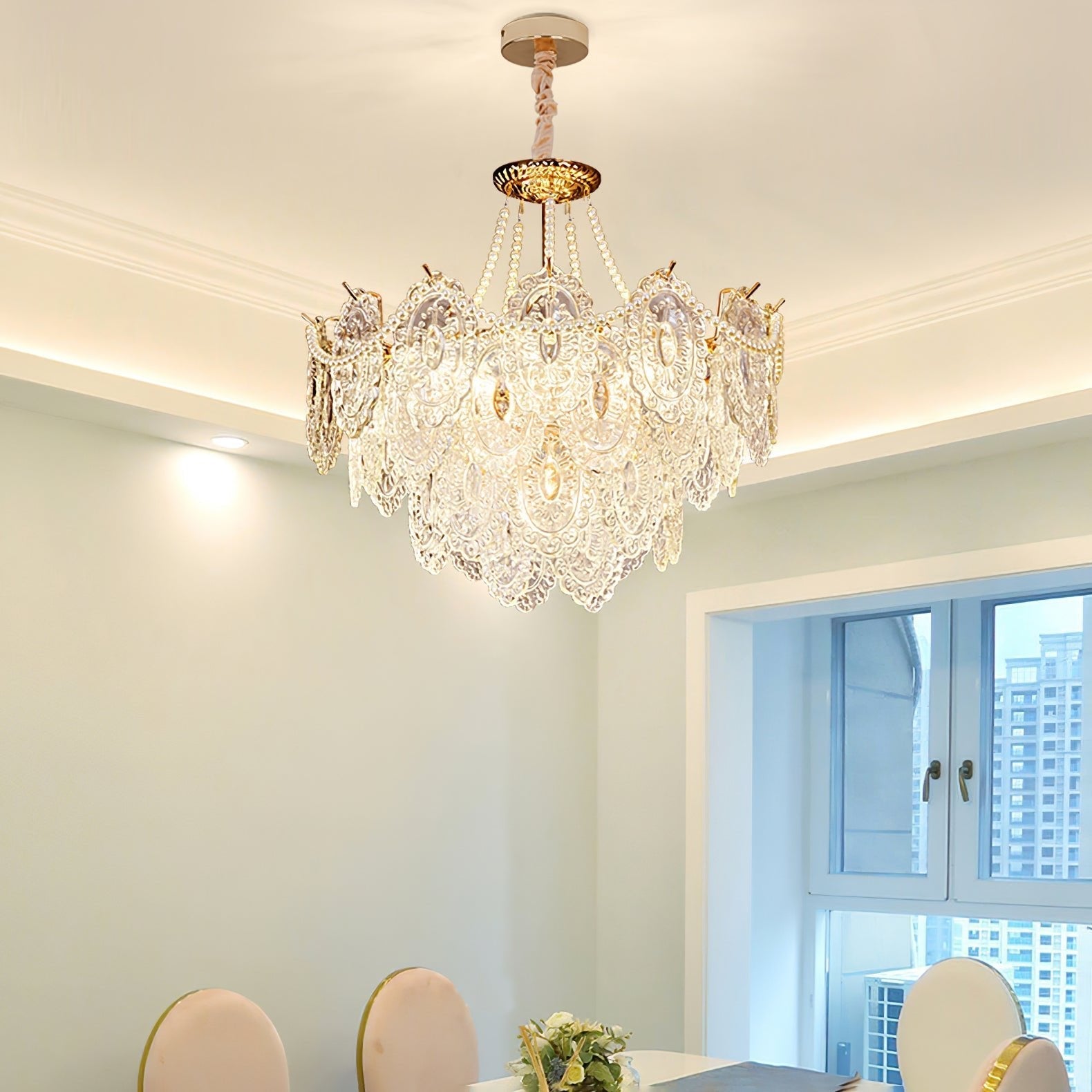 Perleglaslysekrone — moderne transparent pendeldesign