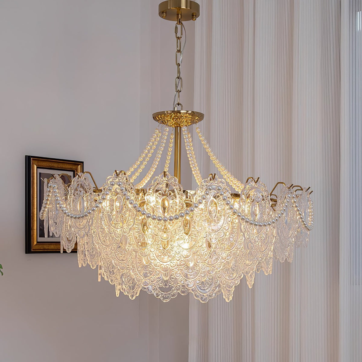 Perleglaslysekrone — moderne transparent pendeldesign