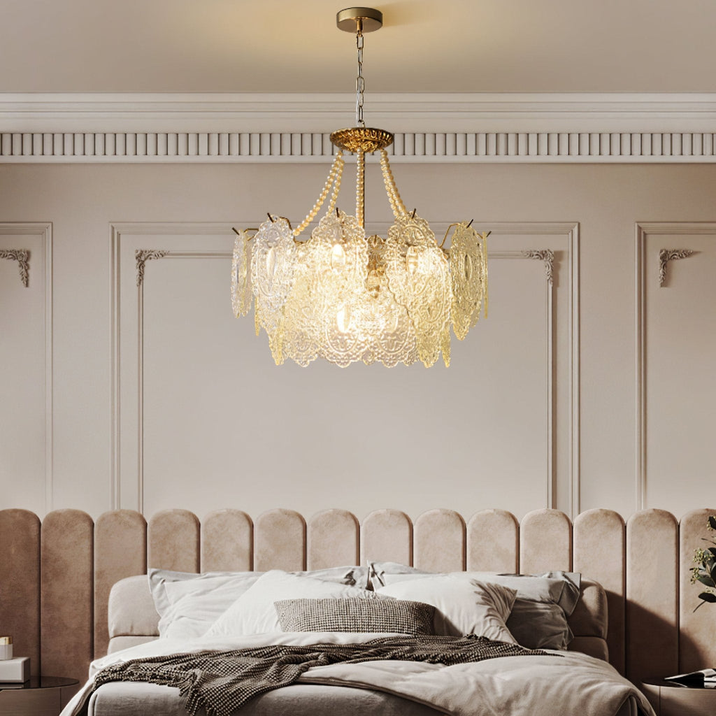 Perleglaslysekrone — moderne transparent pendeldesign