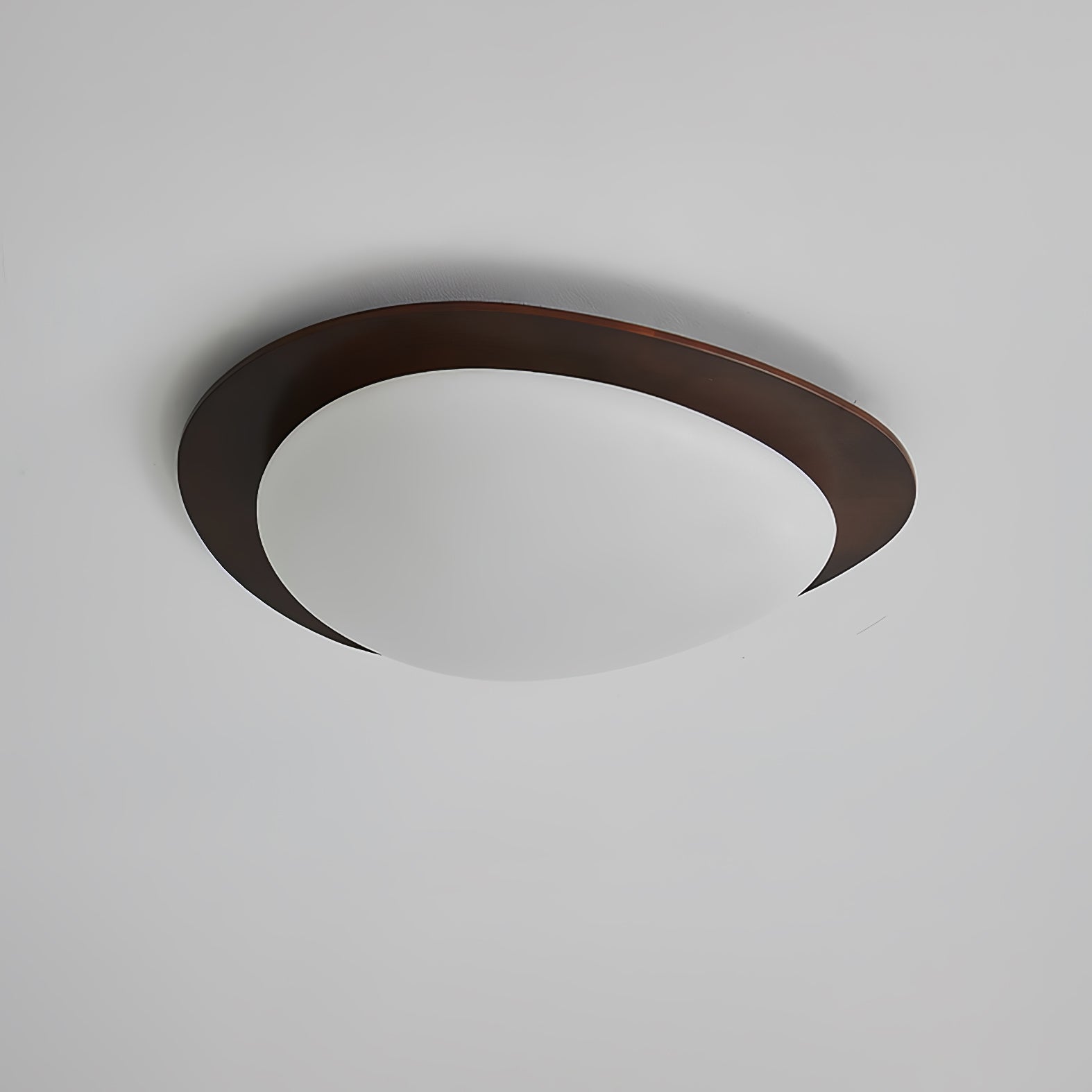 Lampada da soffitto in legno dal design a ciottolo