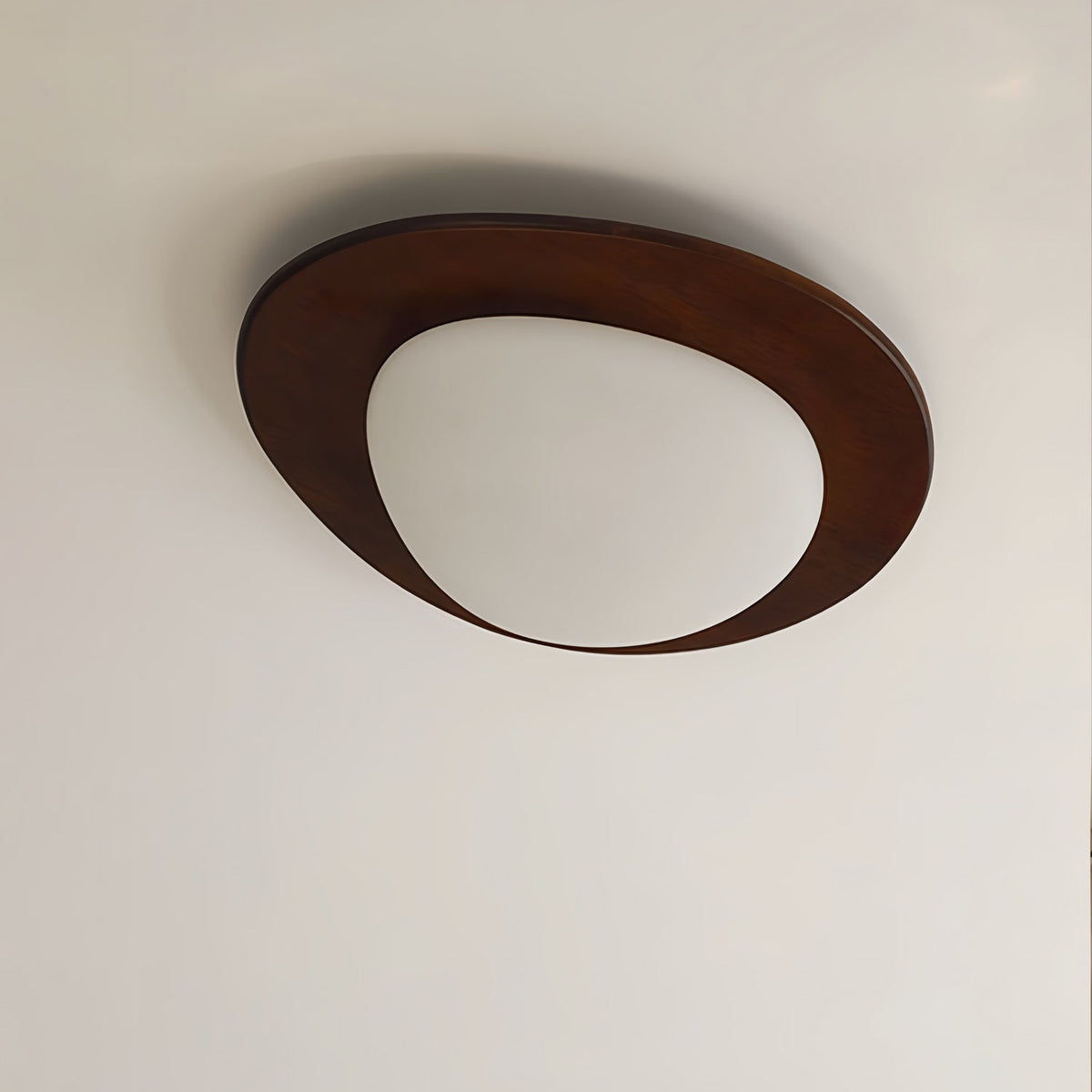 Lampada da soffitto in legno dal design a ciottolo