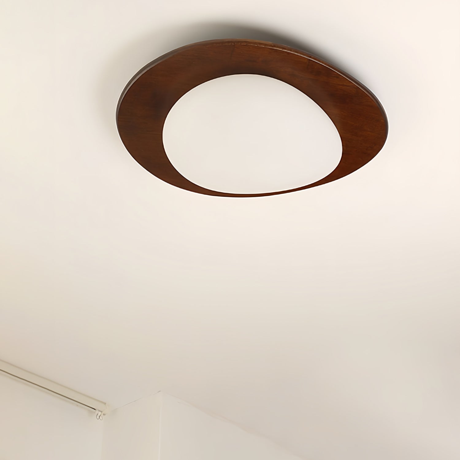 Lampada da soffitto in legno dal design a ciottolo