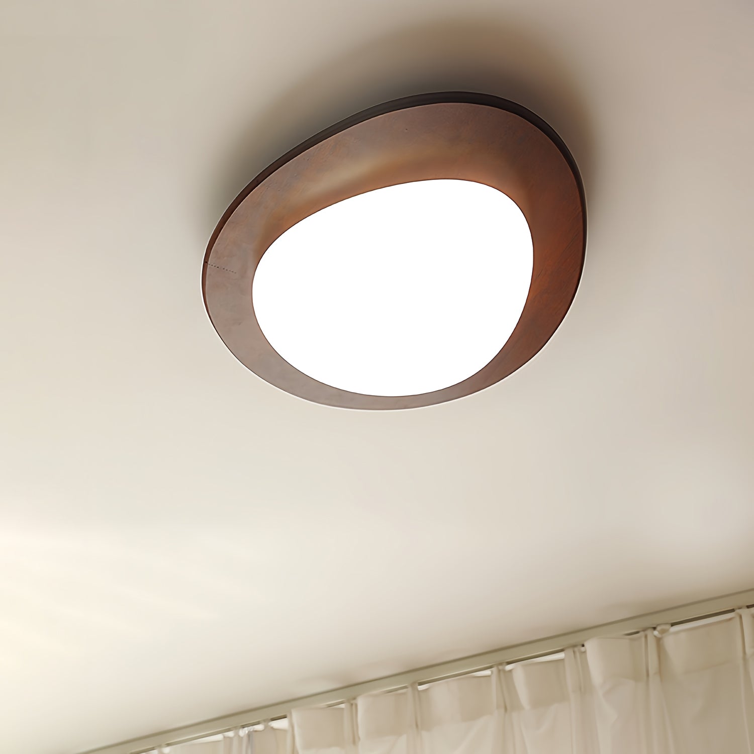 Lampada da soffitto in legno dal design a ciottolo