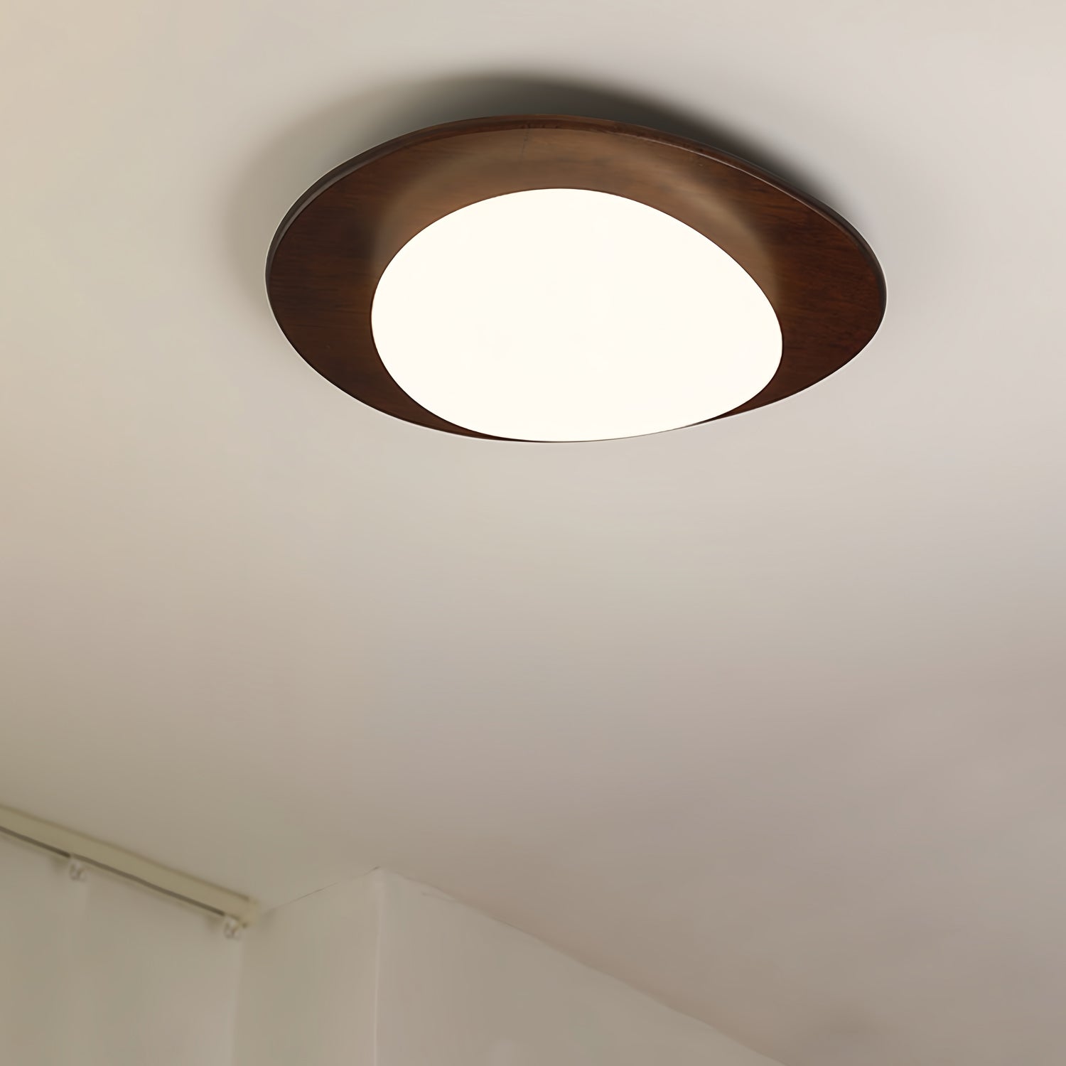 Lampada da soffitto in legno dal design a ciottolo
