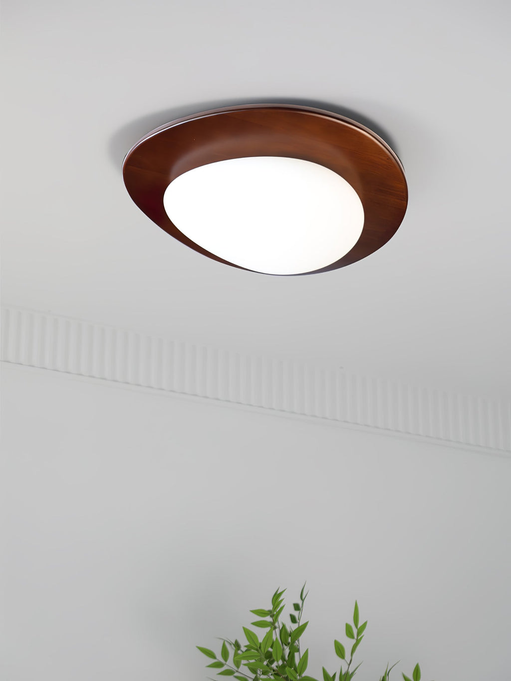 Lampada da soffitto in legno dal design a ciottolo