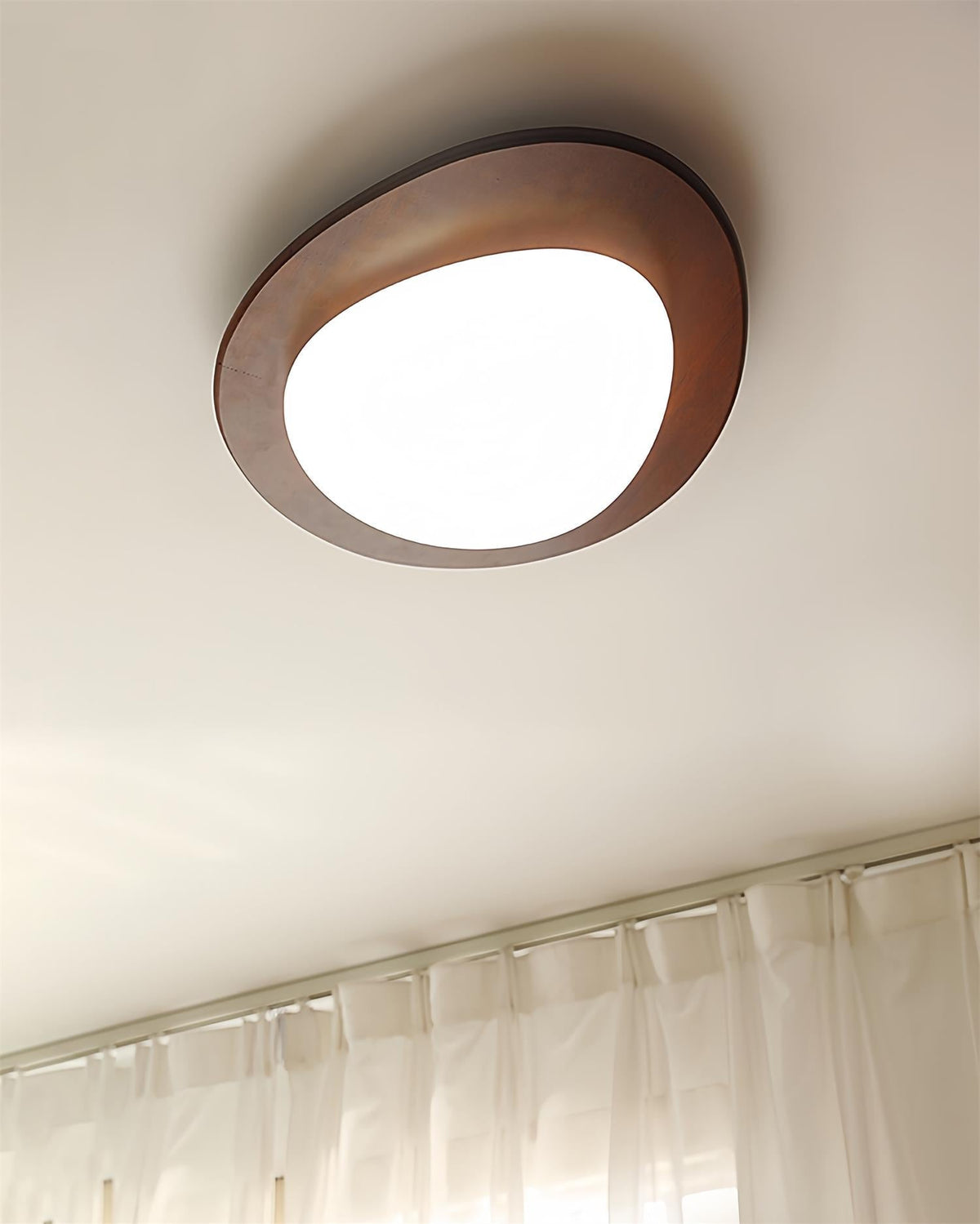 Lampada da soffitto in legno dal design a ciottolo