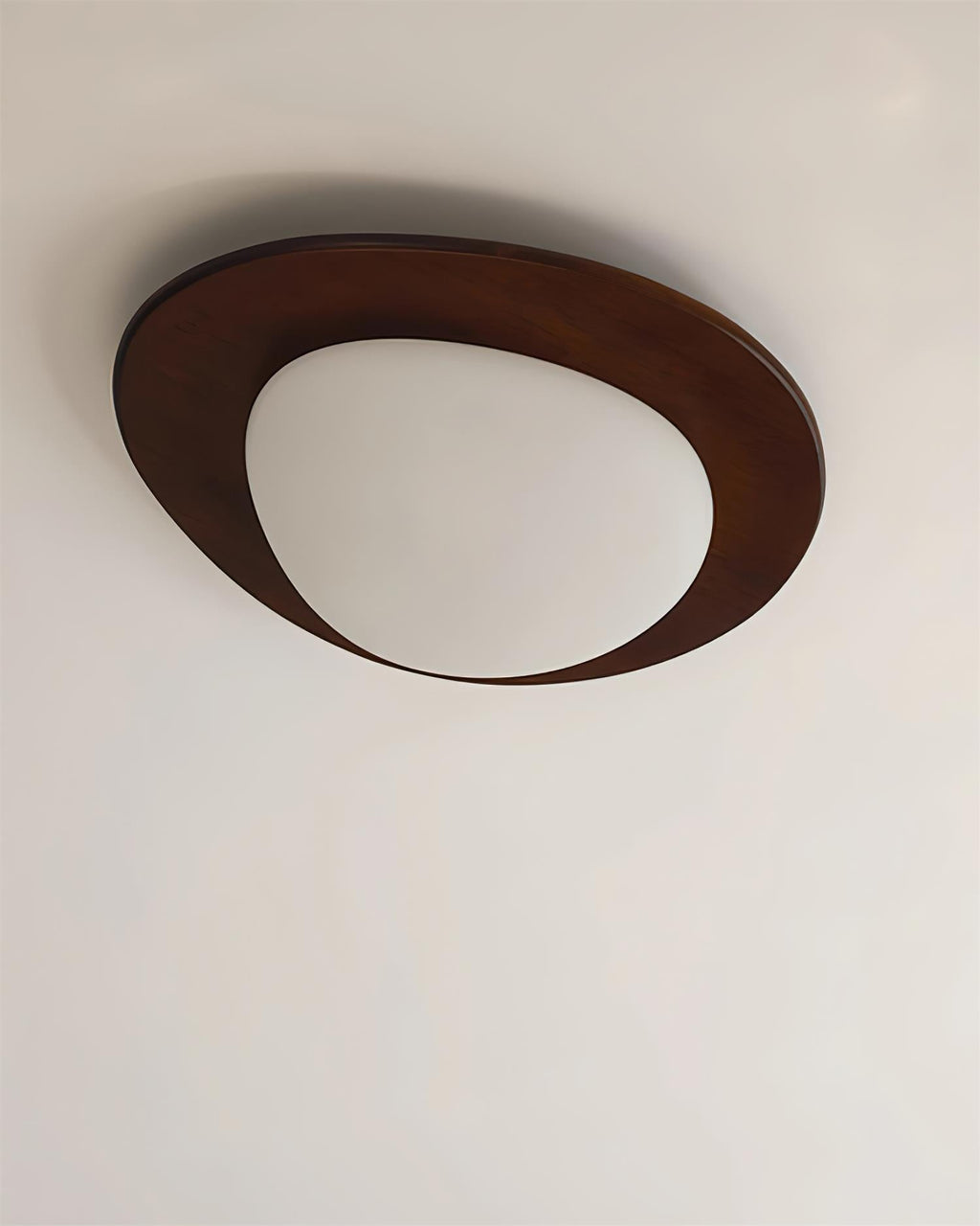 Lampada da soffitto in legno dal design a ciottolo