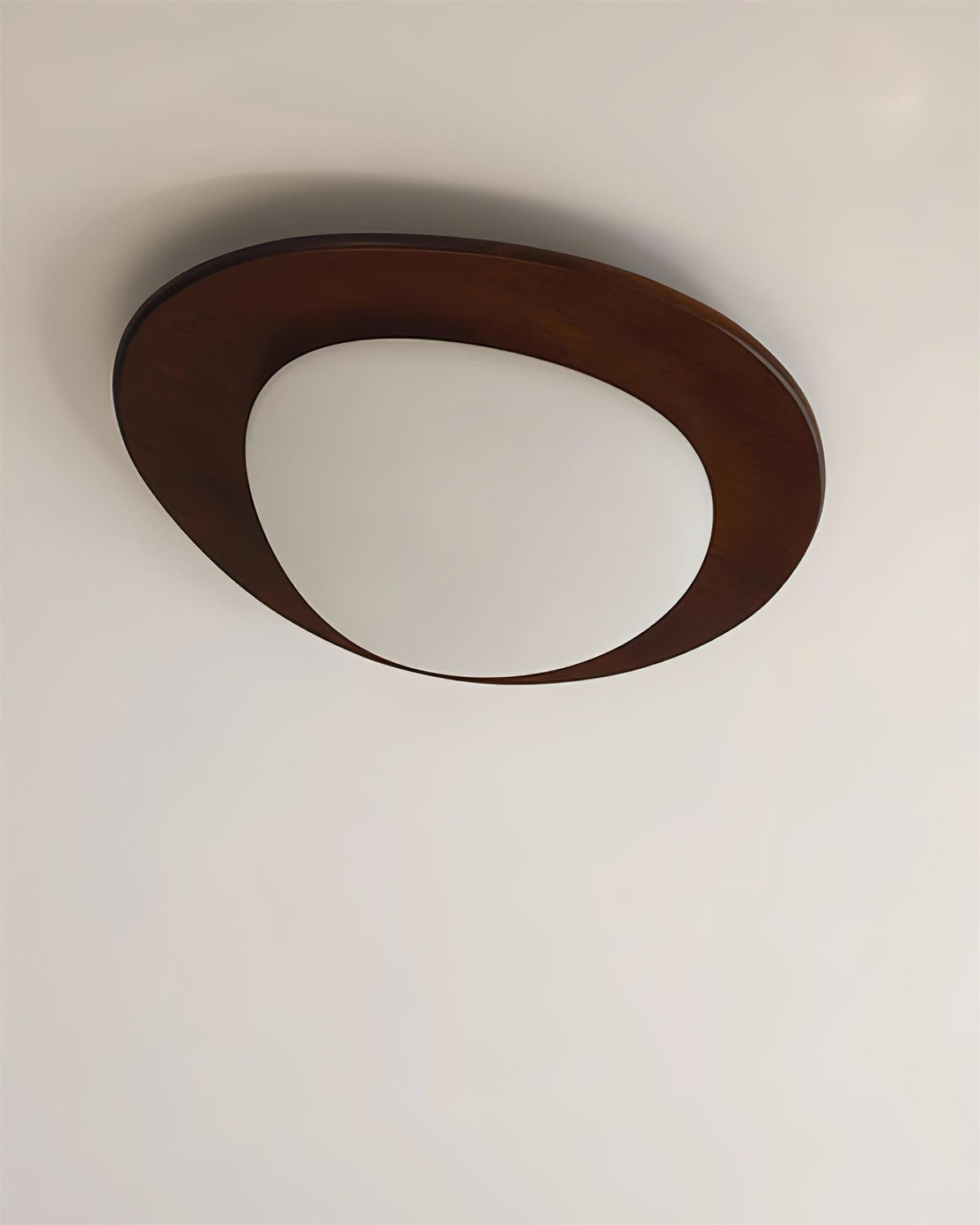 Lampada da soffitto in legno dal design a ciottolo