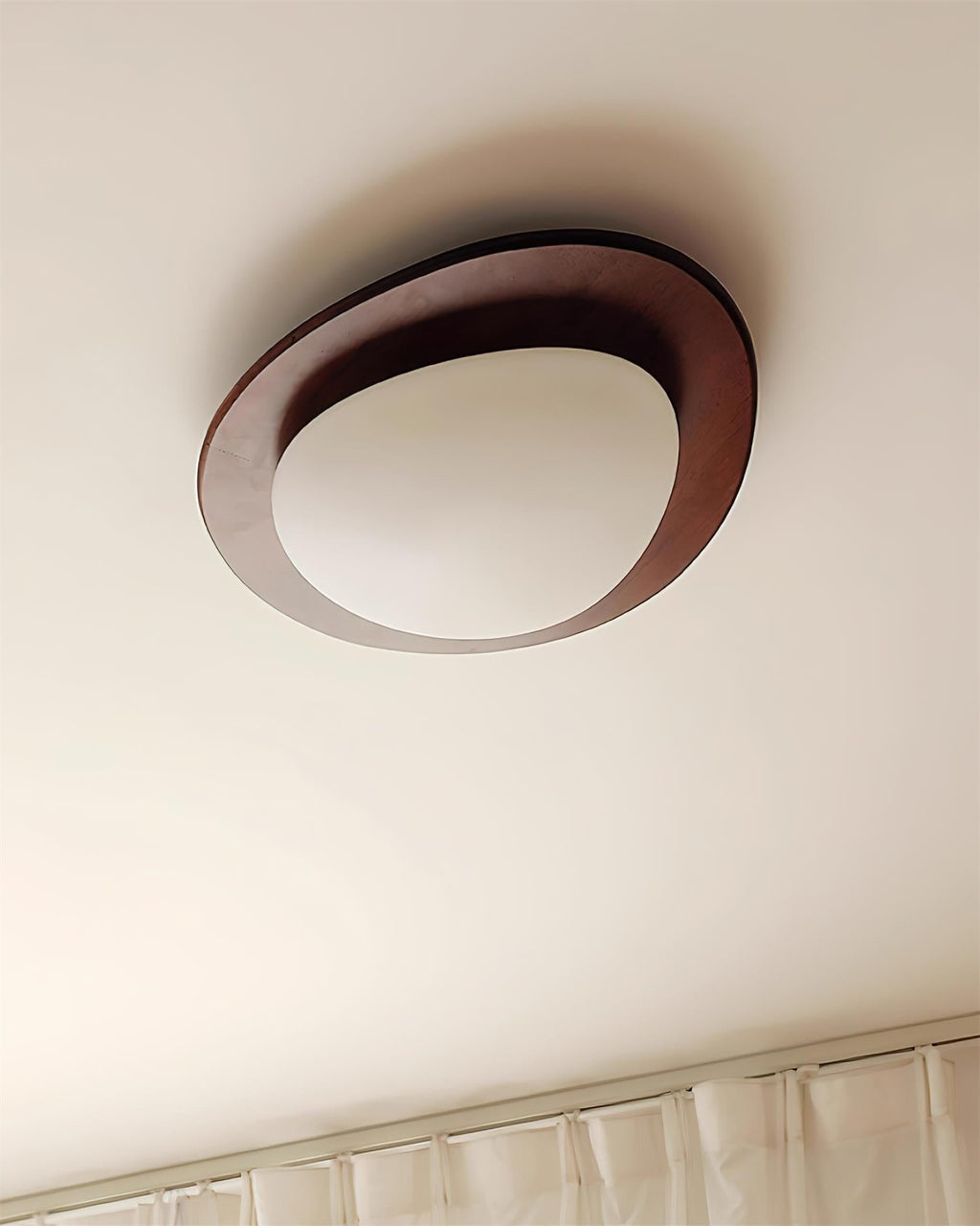 Lampada da soffitto in legno dal design a ciottolo