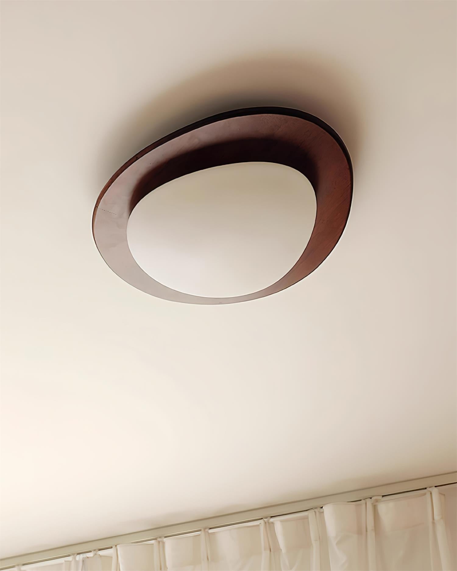 Lampada da soffitto in legno dal design a ciottolo