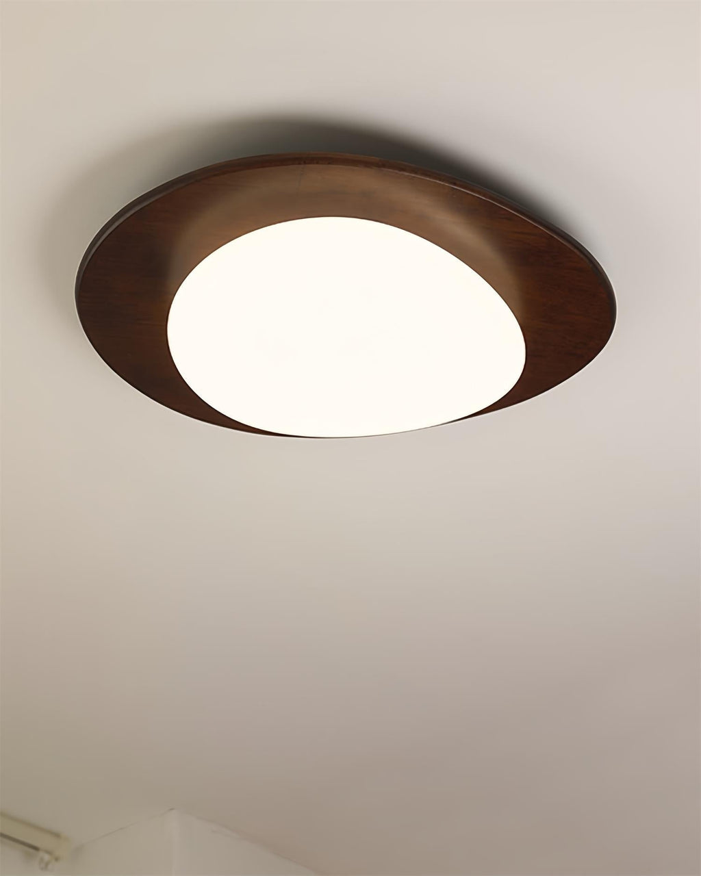 Lampada da soffitto in legno dal design a ciottolo