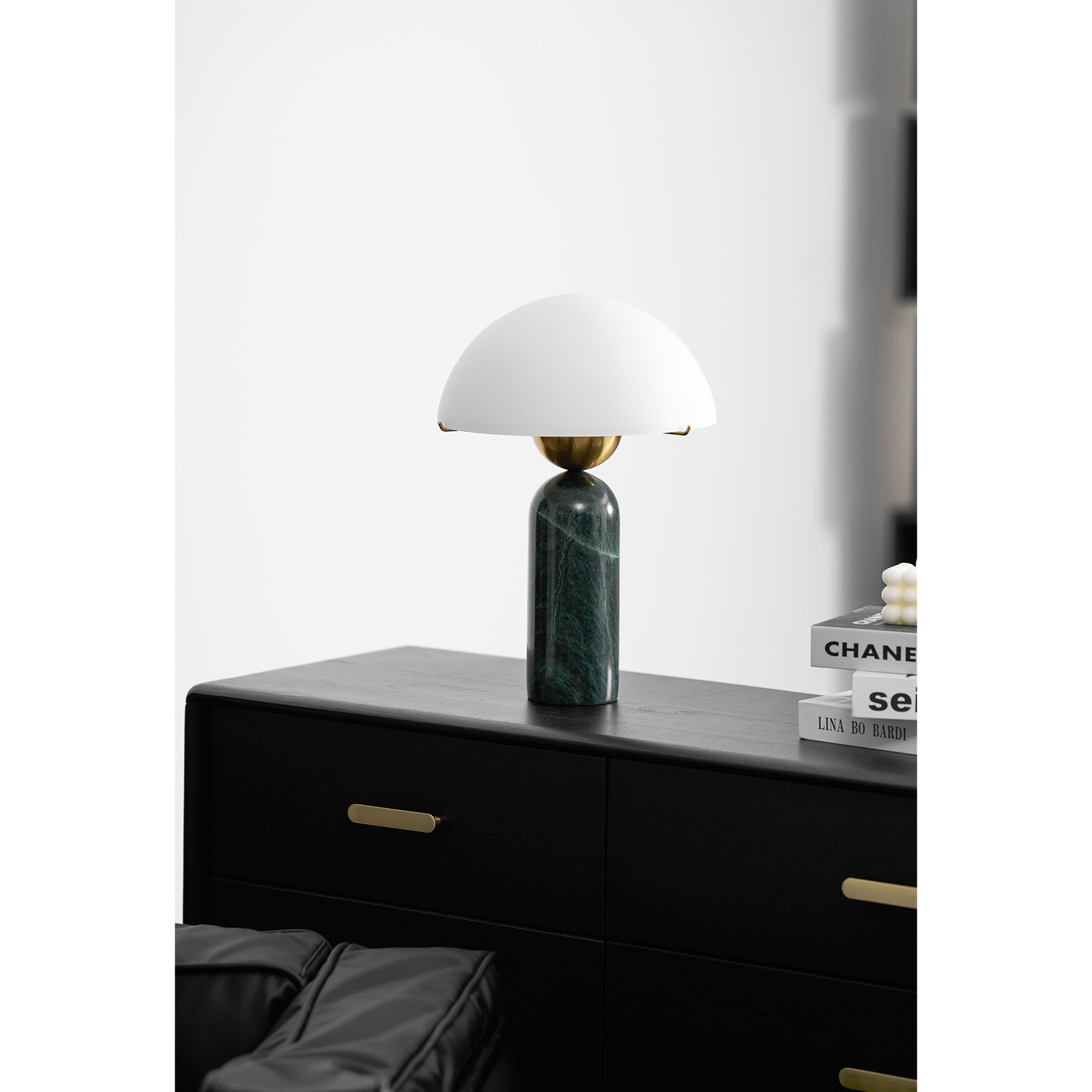 Peono — sferyczna alabastrowa lampa stołowa
