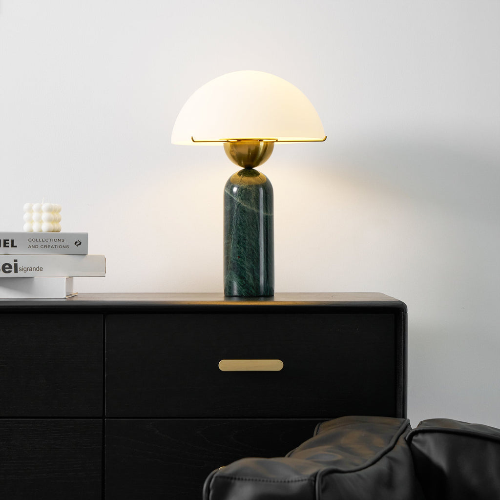 Peono — sferyczna alabastrowa lampa stołowa