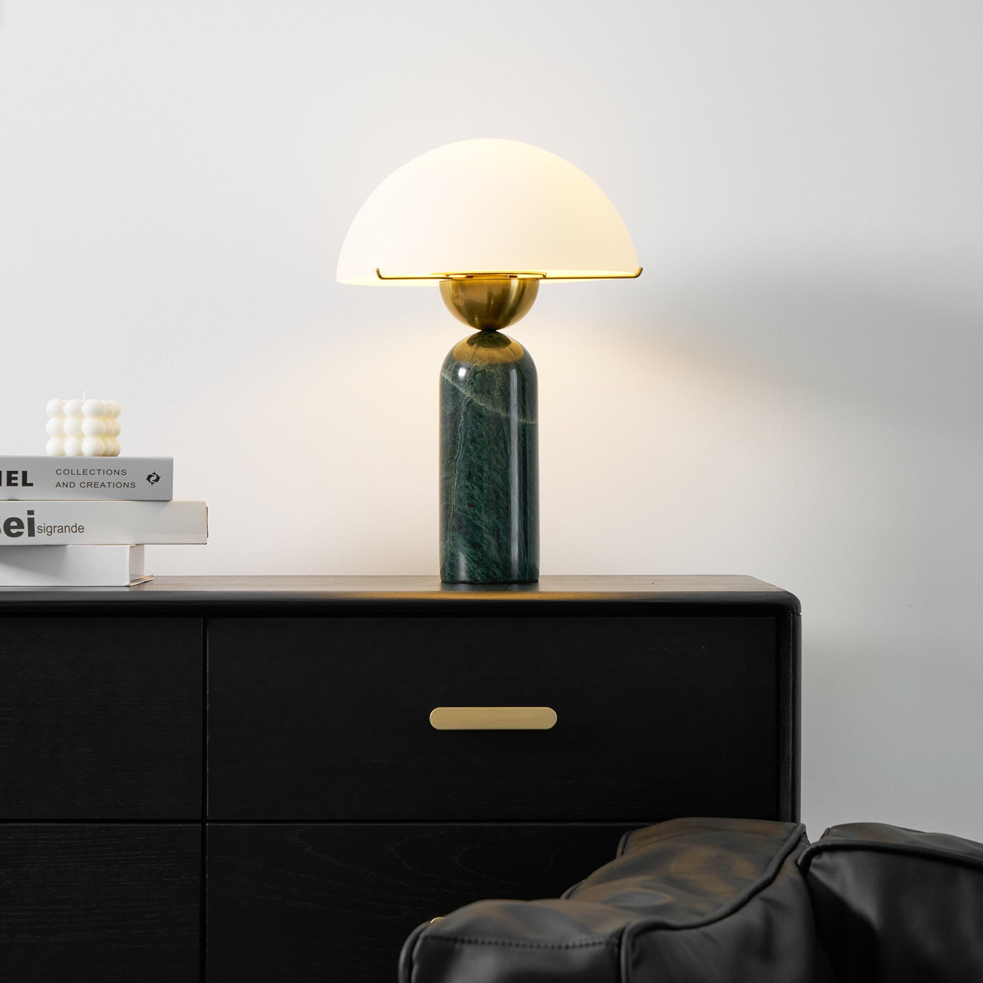 Peono — sferyczna alabastrowa lampa stołowa