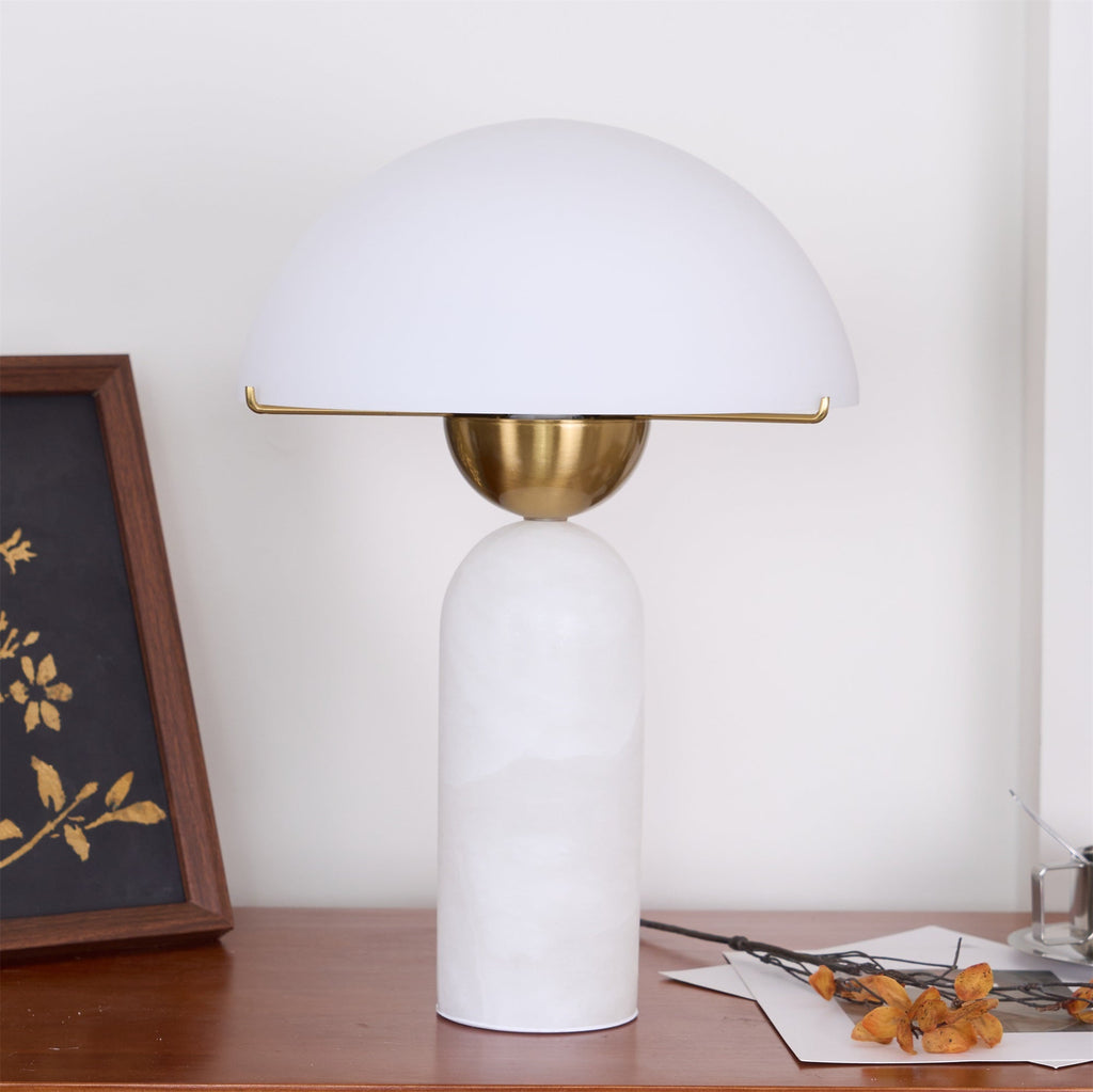 Peono — sferyczna alabastrowa lampa stołowa