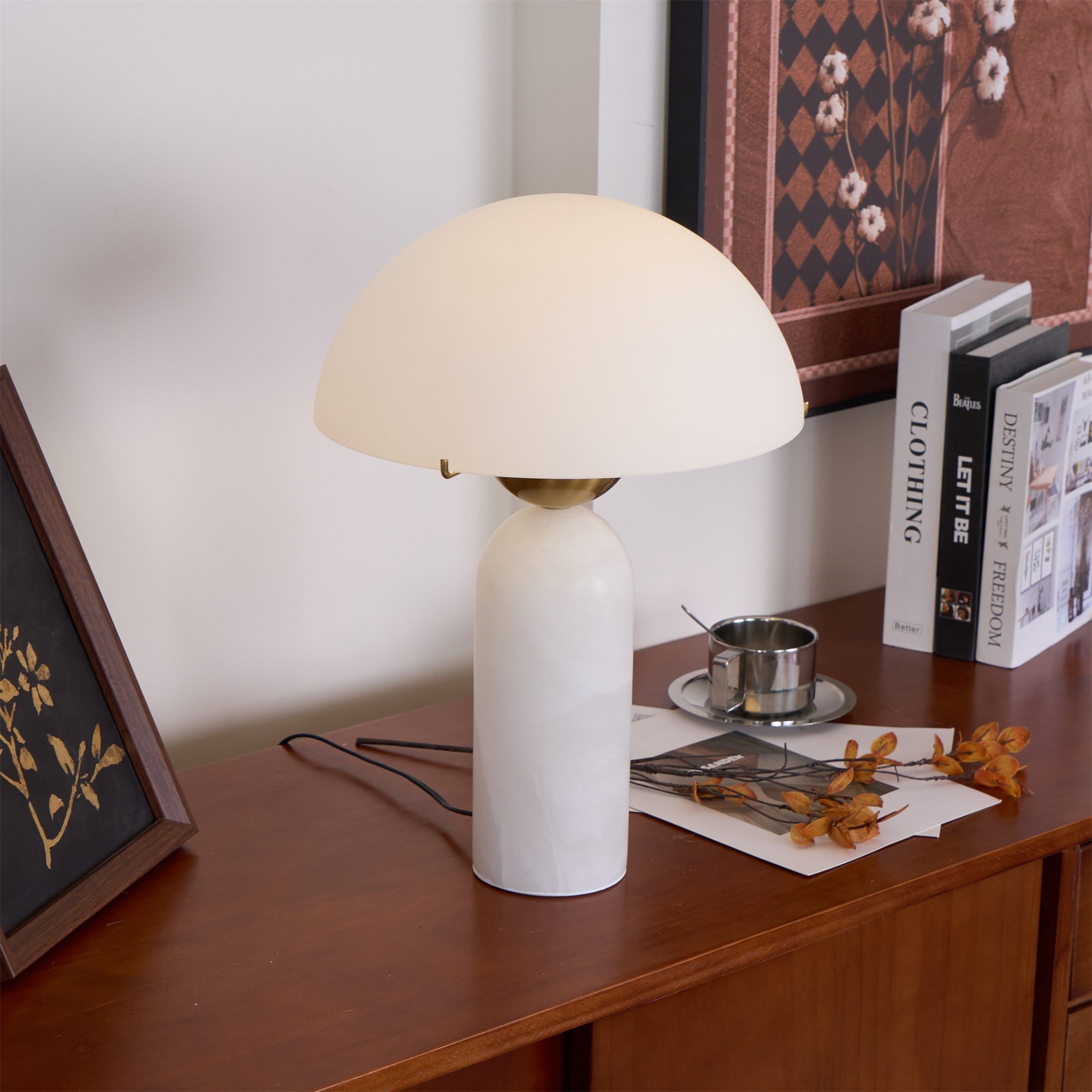 Peono — sferyczna alabastrowa lampa stołowa