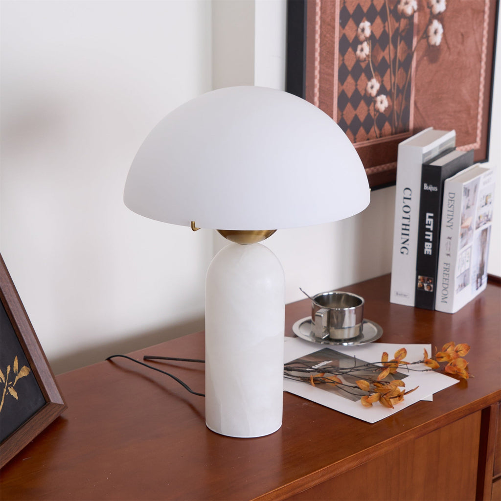 Peono — sferyczna alabastrowa lampa stołowa