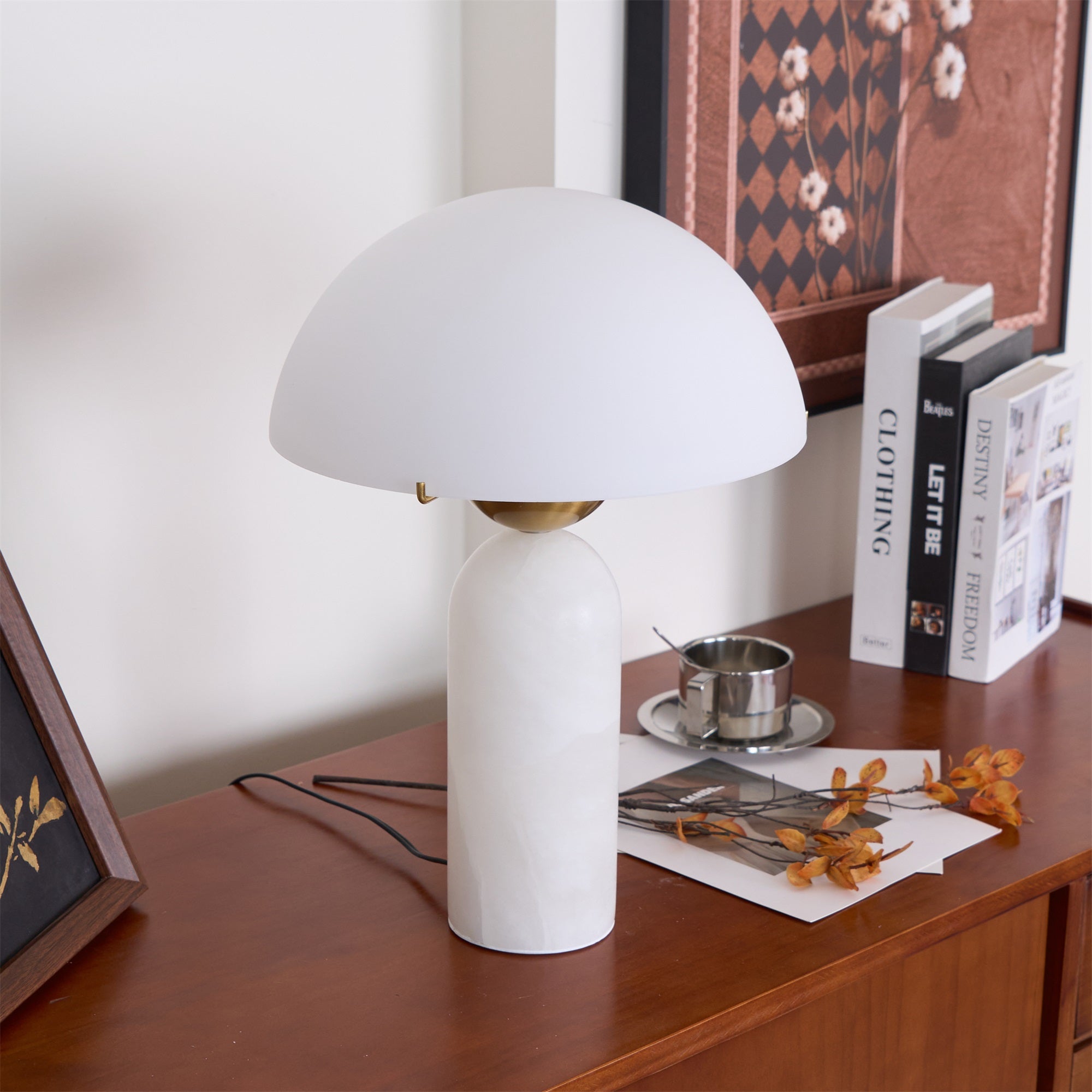 Peono — sferyczna alabastrowa lampa stołowa