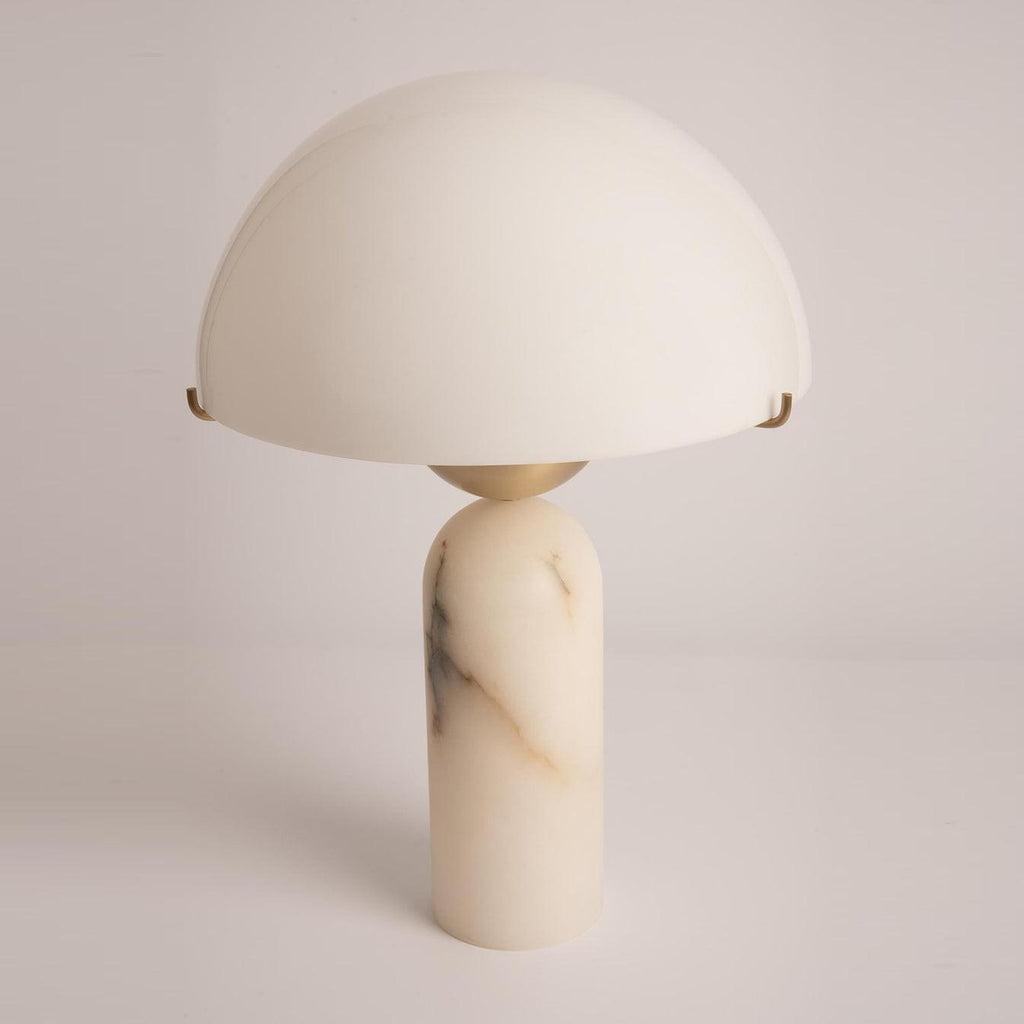 Peono — sferyczna alabastrowa lampa stołowa