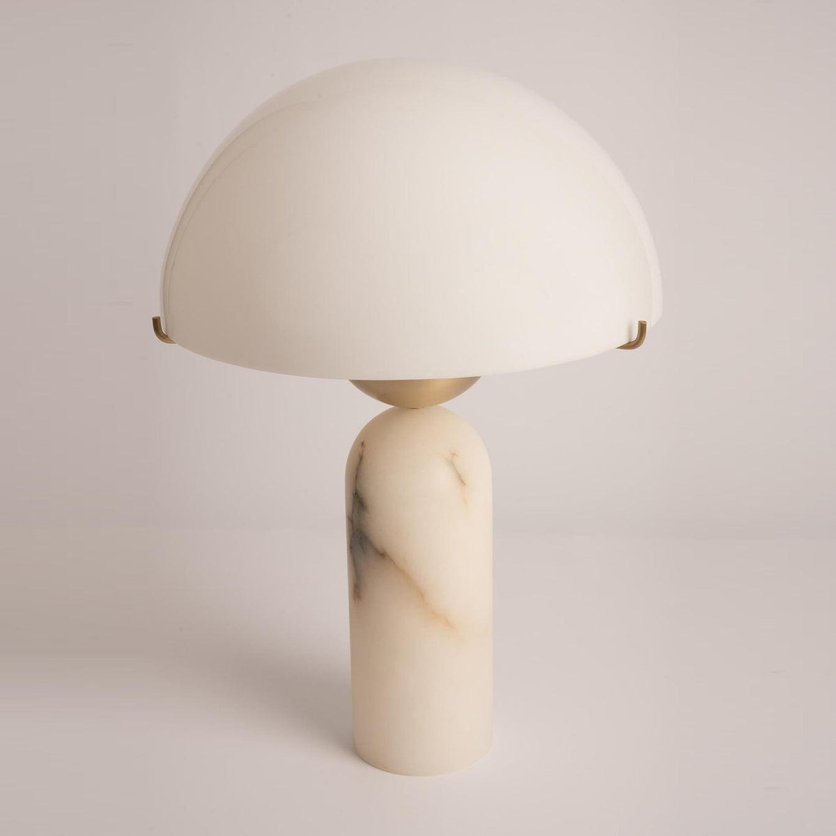 Peono — sferyczna alabastrowa lampa stołowa