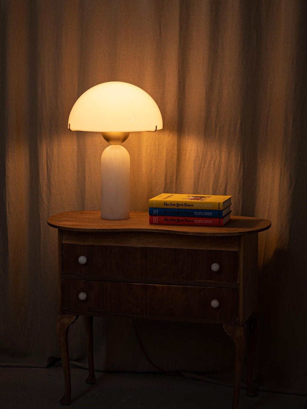 Peono — sferyczna alabastrowa lampa stołowa