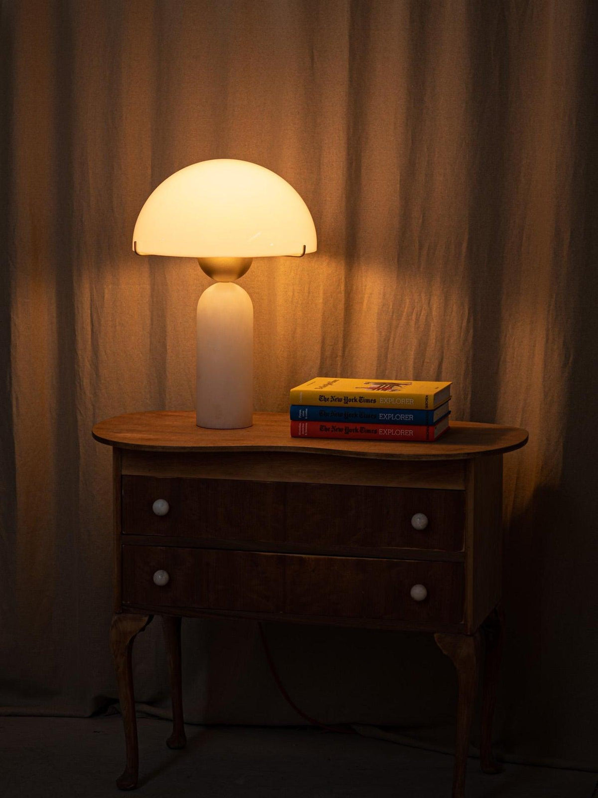 Peono — sferyczna alabastrowa lampa stołowa