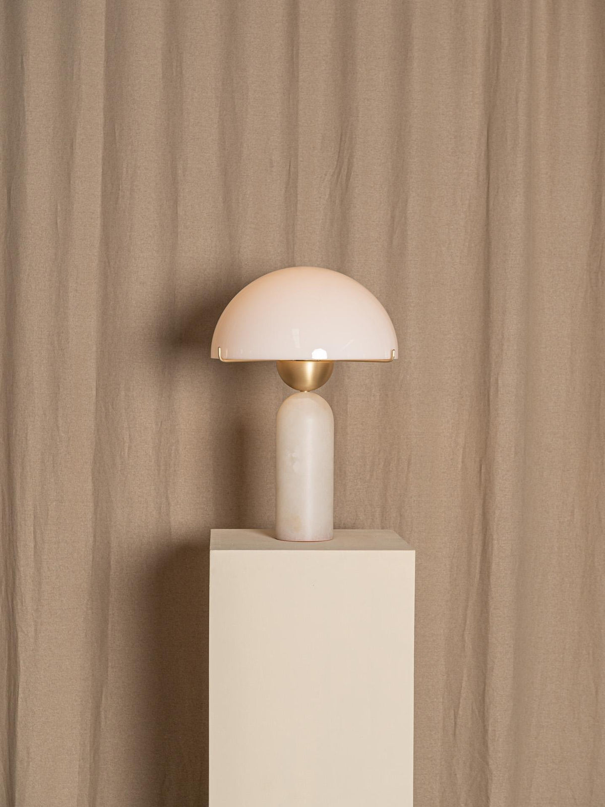 Peono — sferyczna alabastrowa lampa stołowa