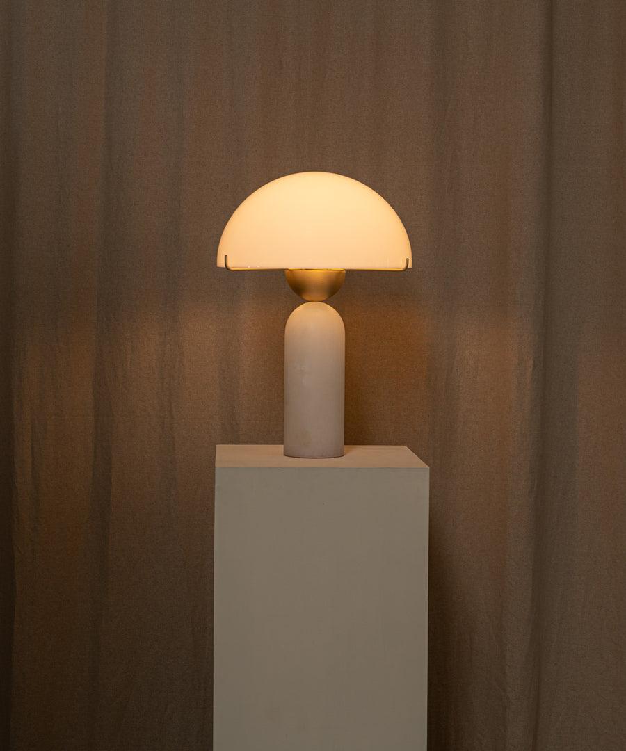 Peono — sferyczna alabastrowa lampa stołowa