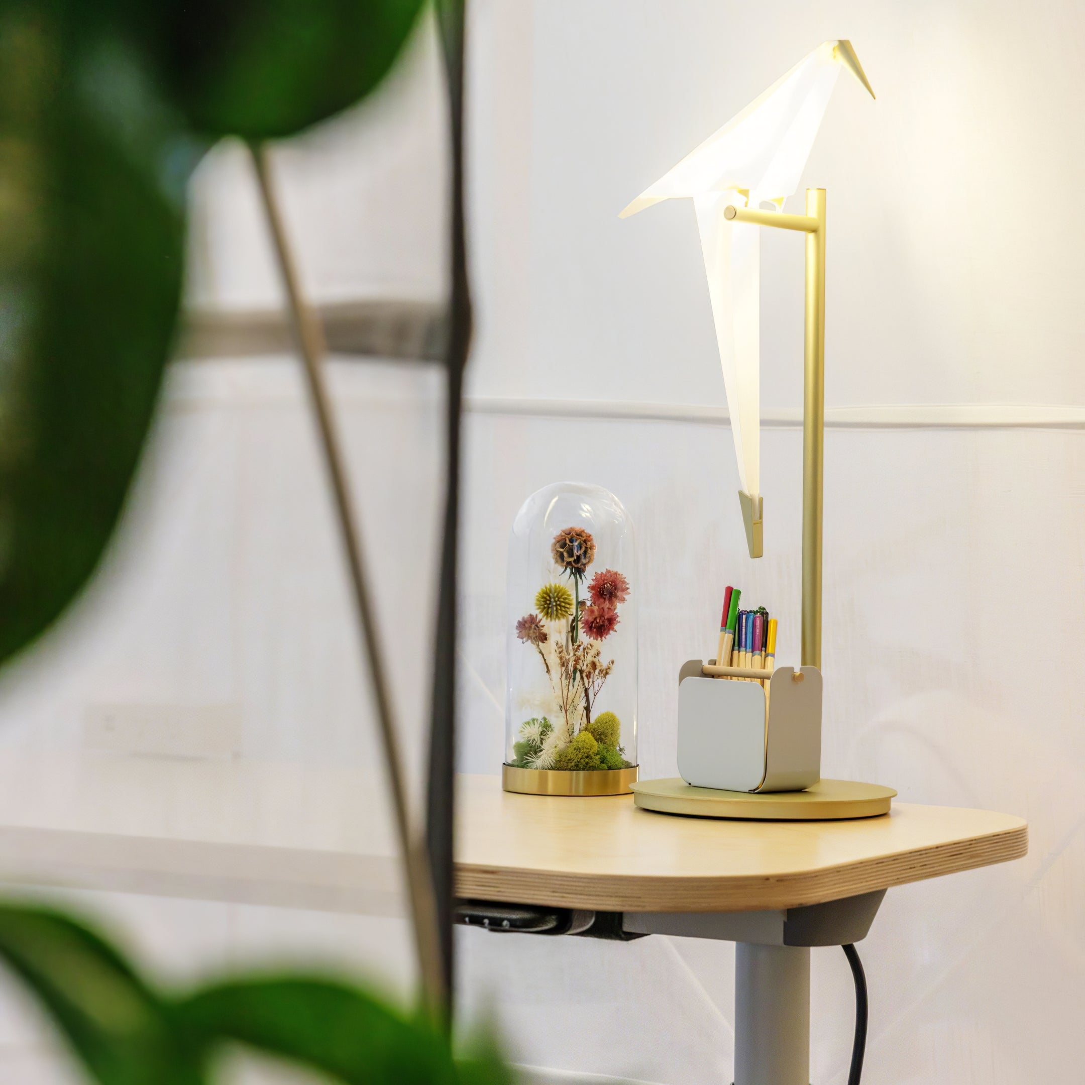 Lampada da tavolo a forma di gru di carta — design origami oscillante, LED a 3 colori, con spina, altezza di 25,6"