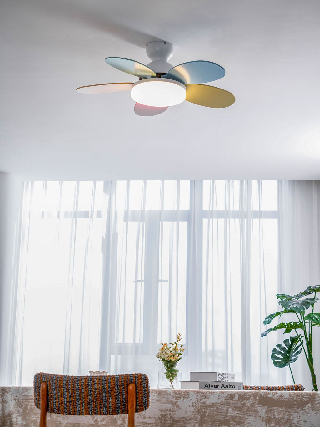 Ventoinha de teto Petalo — 35,4 pol. de diâmetro, luz de 60 W, efeito de madeira